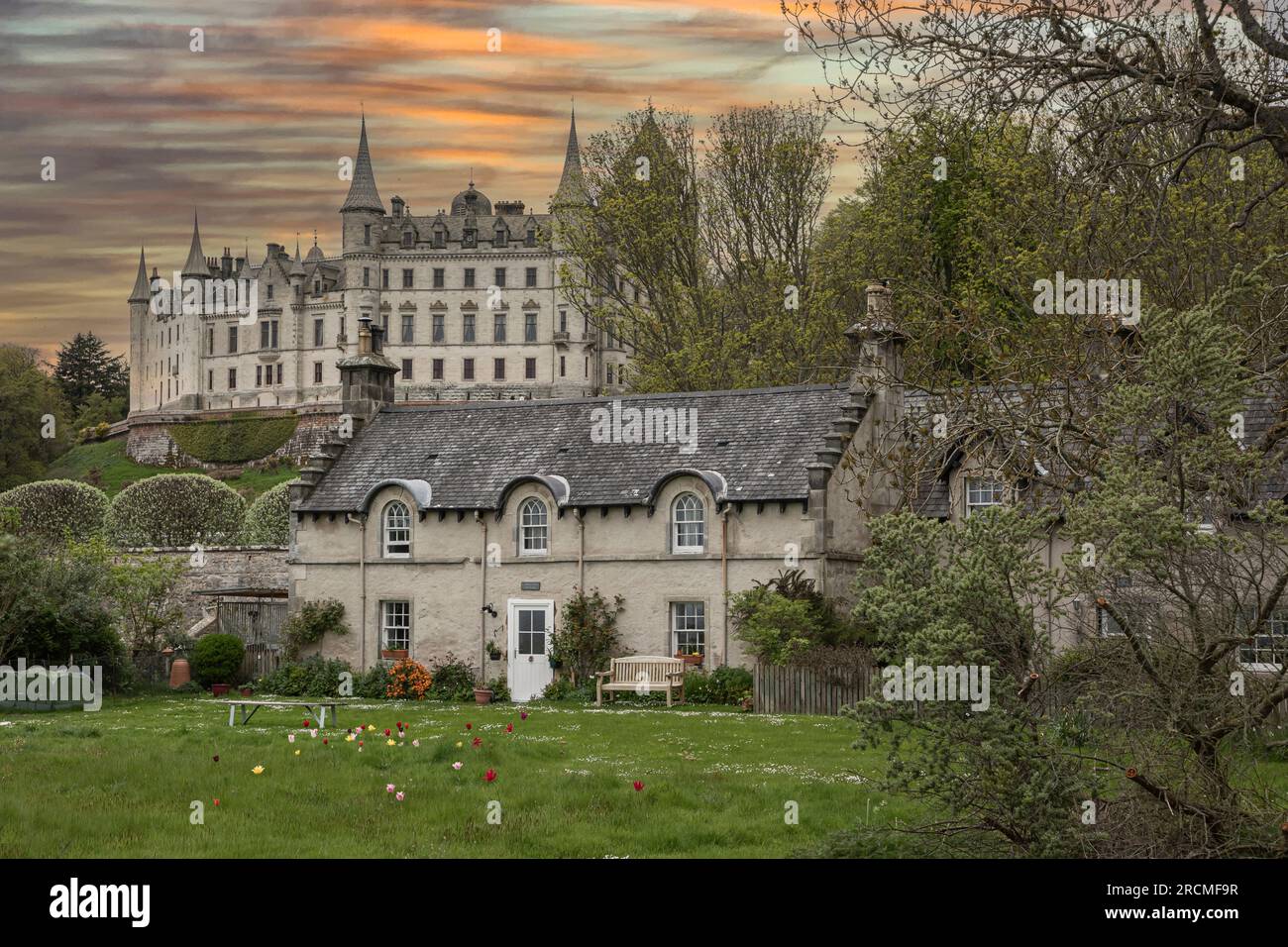 Dunrobin, Schottland, Großbritannien - Mai 8. 2023 - Cottage vor Dunrobin Castle mit wunderschönem Himmel Stockfoto