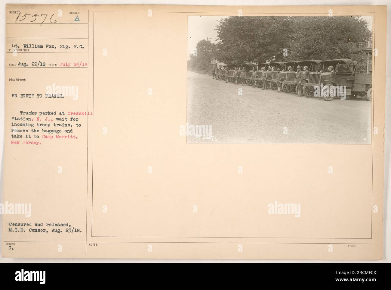 Truppen und ihre Ausrüstung werden für den Transport nach Frankreich vorbereitet. Lastwagen, stationiert in Cresskill Station, N.J., warten auf eintreffende Truppenzüge, um Gepäck zu entladen und nach Camp Merritt, New Jersey, zu transportieren. Dieses Foto wurde am 24. Juli 1918 aufgenommen und zeigt LT. William Fox vom Signalkorps. Das Bild wurde zensiert, freigegeben und mit der Nummer 15576 ausgegeben. Stockfoto