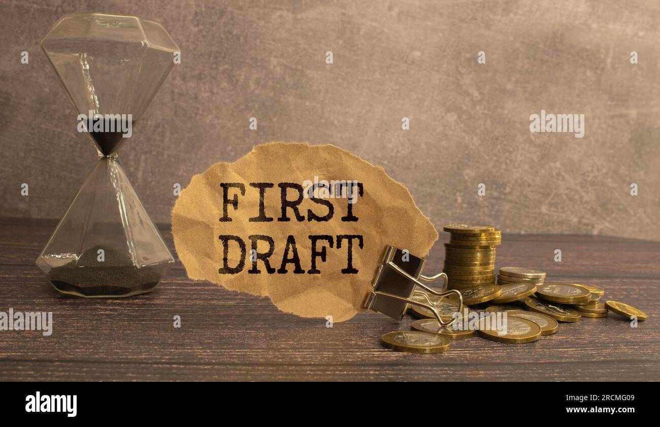 Schwarzes Notizbuch, Stift auf rotem Kopierraum-Hintergrund, gelbe Haftnotiz mit Text ERSTER ENTWURF, bezieht sich auf Autor, der die erste Version des Buches beendet, manuscr Stockfoto