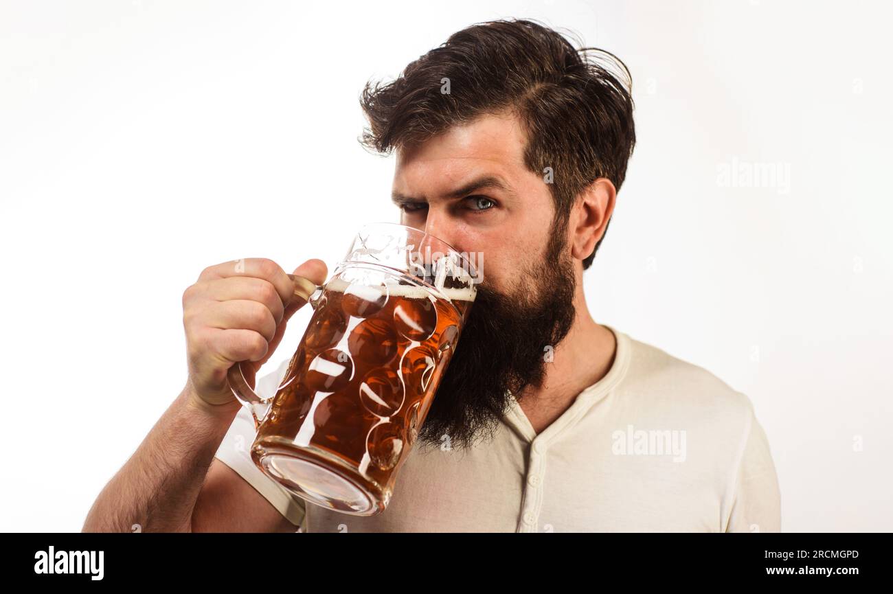 oktoberfest-Festival. Ein bärtiger Mann, der eine Tasse Craft-Bier trinkt. Stilvoller Mann, der köstliches Bier vom Fass trinkt. Ein Typ genießt ein kaltes Bier Stockfoto