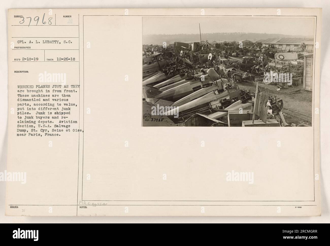 Zerstörte Flugzeuge, die von der Front zur Demontage in der Luftfahrtabteilung der USA gebracht werden Bergungskippe, St. Cyr, seine et Oise, in der Nähe von Paris, Frankreich. Verschiedene Teile werden auf der Grundlage ihres Werts in verschiedene Schrotthaufen sortiert, bevor sie an Schrottkäufer und Rückgewinnungslager geliefert werden. - Foto von CPL. A. L. LUBATTY, S.C.“ Stockfoto