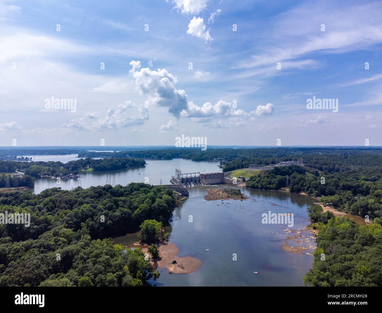 Catawba River und Lake Wylie mit Damm am sonnigen Nachmittag Stockfoto