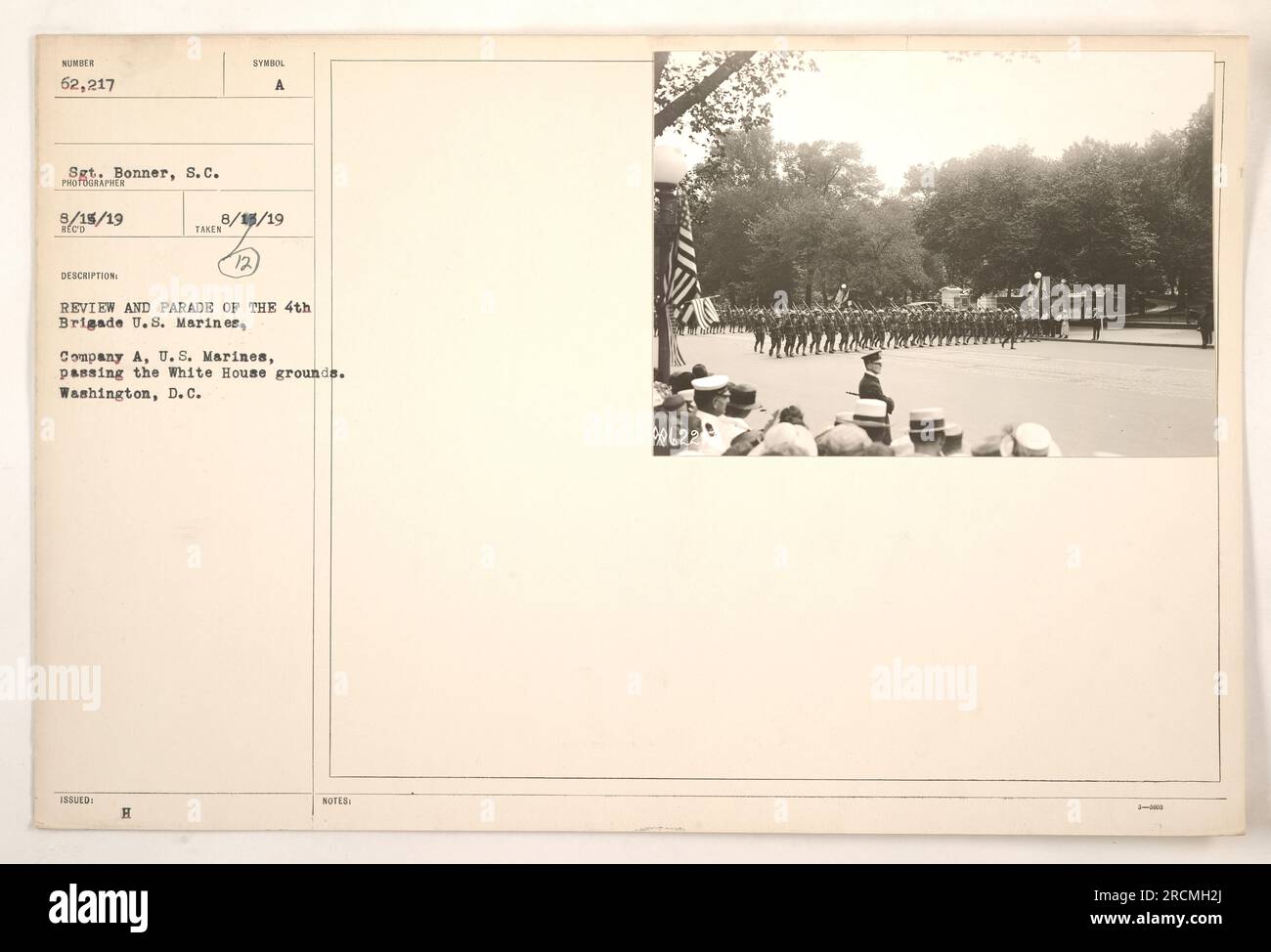 'Überprüfung und Parade der 4. Brigade, US-Marines. Firma A, USA Marines, vorbei am Weißen Haus in Washington, D.C. Nummer 62.217. Datum des Fotos: 15. August 1919. Fotograf: Sergeant Bonner, S.C. Das Bild zeigt eine formelle Militärprozession der Marines, die ihre Präsenz und Aktivitäten während des Ersten Weltkriegs symbolisiert." Stockfoto