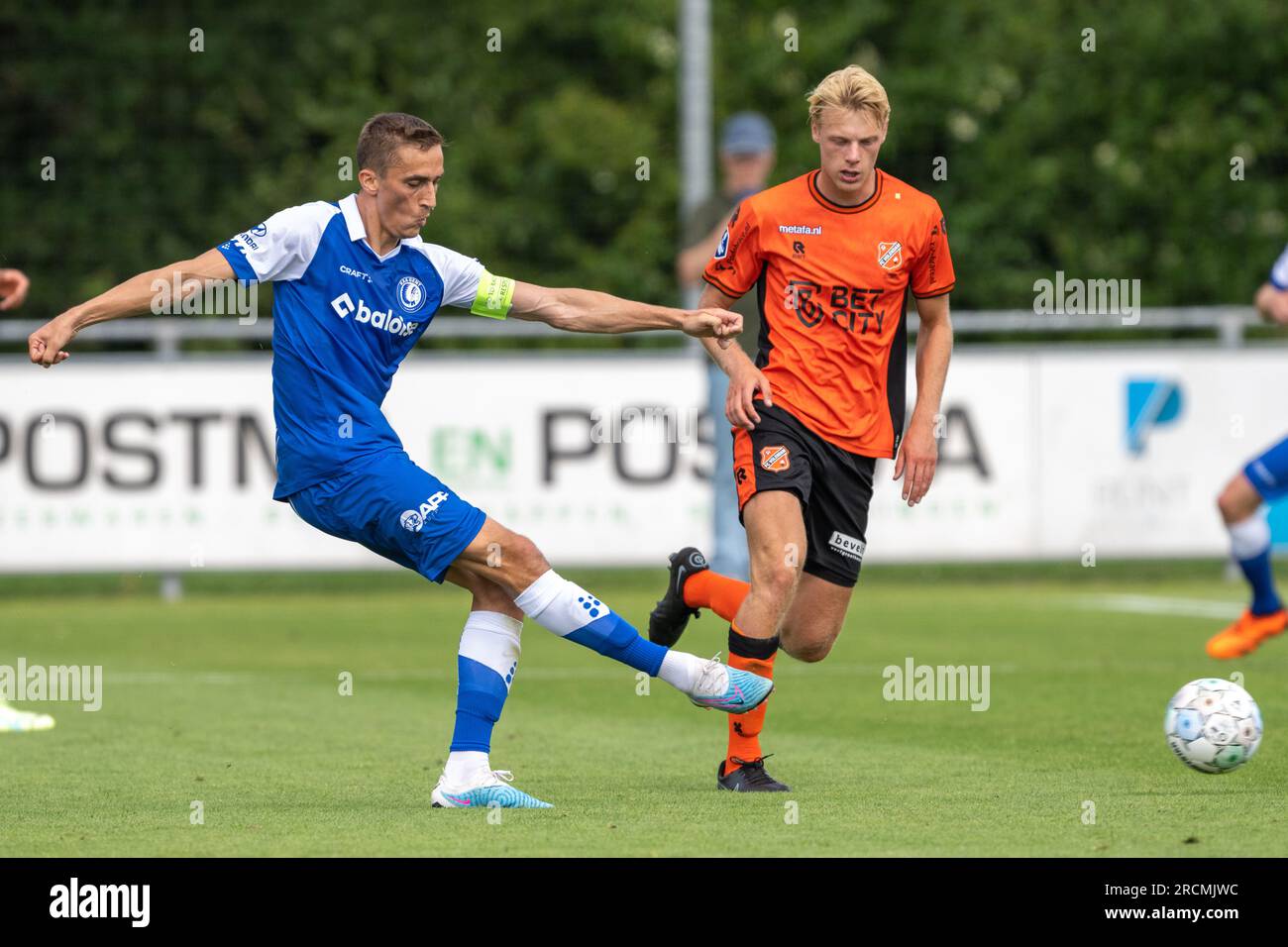 Alkmaar, Niederlande. 15. Juli 2023. ALKMAAR, NIEDERLANDE - JULI 15: Julien de Sart von KAA Gent übergibt den Ball Flip Klomp vom FC Volendam während des Saisonvorsaison-Freundschaftsspiels zwischen FC Volendam und KAA Gent bei der Voetbalvereniging „Alkmaarsche Boys“ am 15. Juli 2023 in Alkmaar, Niederlande (Foto von Kees Kuijt/Orange Pictures) Guthaben: Orange Pics BV/Alamy Live News Stockfoto