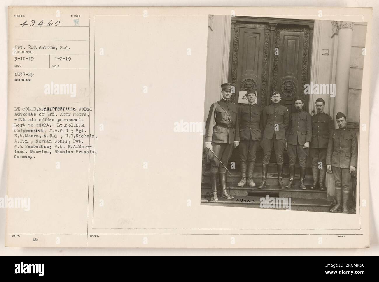 Oberstleutnant B.M. Chipperfield, der Richteranwalt des 3. Armeekorps, ist hier mit seinem Büropersonal in Neuwied, Rhenisch Preußen, Deutschland, abgebildet. Von links nach rechts: Sgt. EM MOORE, A.F.C.; H.G. Nichols, A.F.C.; Norman Jones; Pvt. G.A. Pemberbon; Pvt. H. A. Moreland. Foto aufgenommen am 2. Januar 1919. Stockfoto
