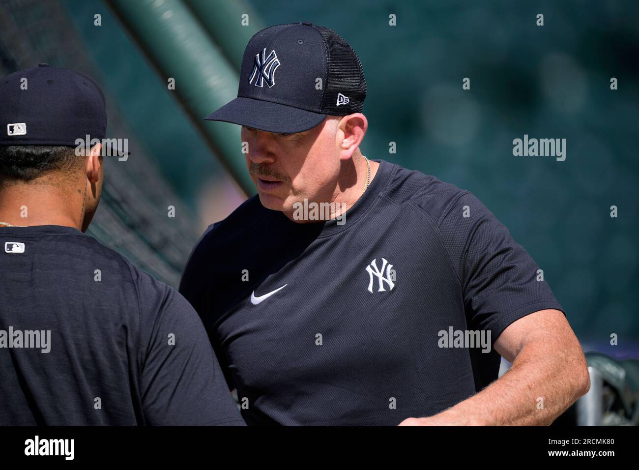 New York Yankees hitting coach Sean Casey, right, chats with Gleyber Torres before the team's baseball game against the Colorado Rockies on Saturday, July 15, 2023, in Denver.(AP Photo/David Zalubowski) Stockfoto