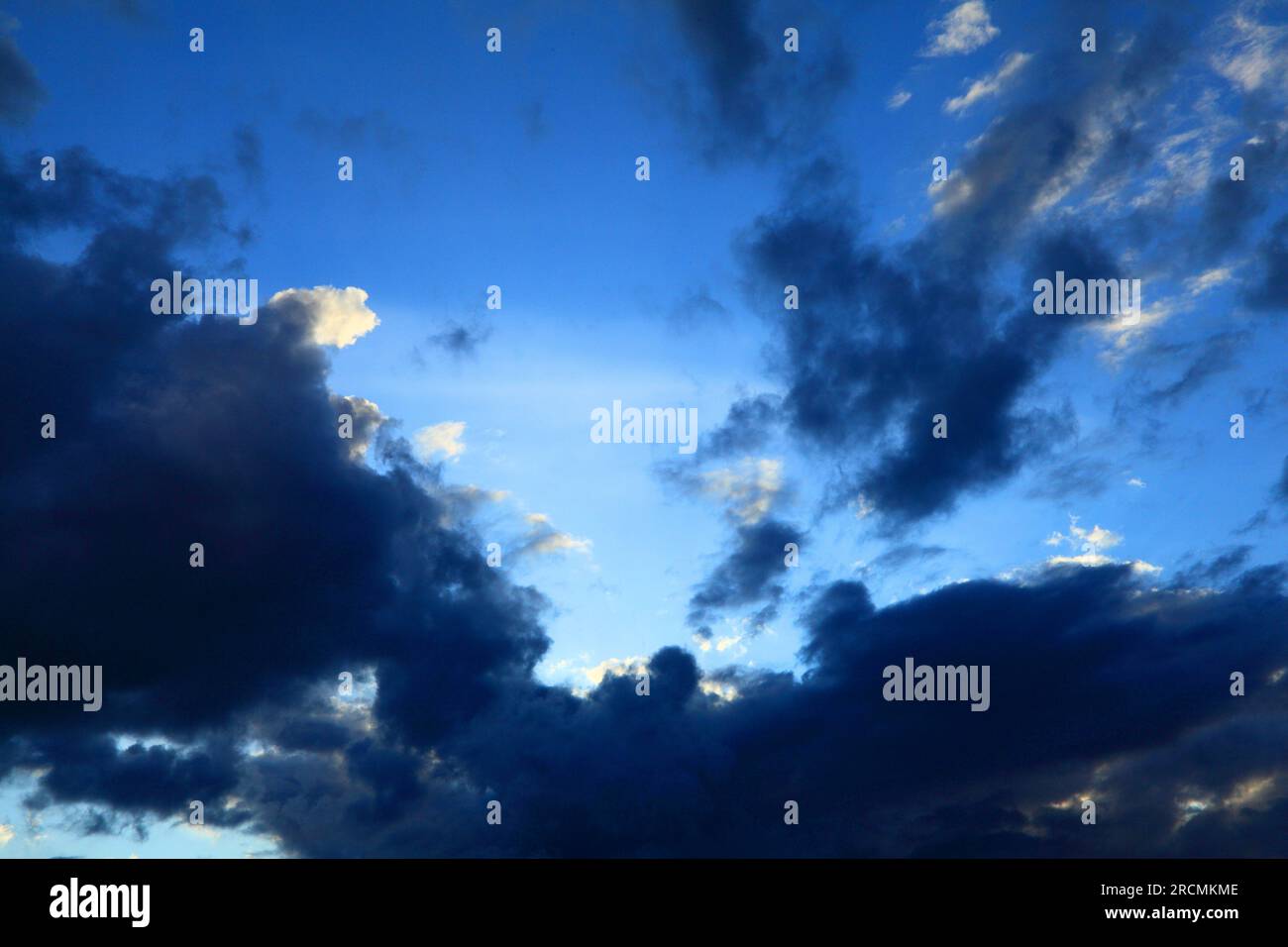 Schwarze Regenwolken, stürmisches Wetter, blauer Himmel, Himmel, Wolken, meteorologie, Wetter Stockfoto