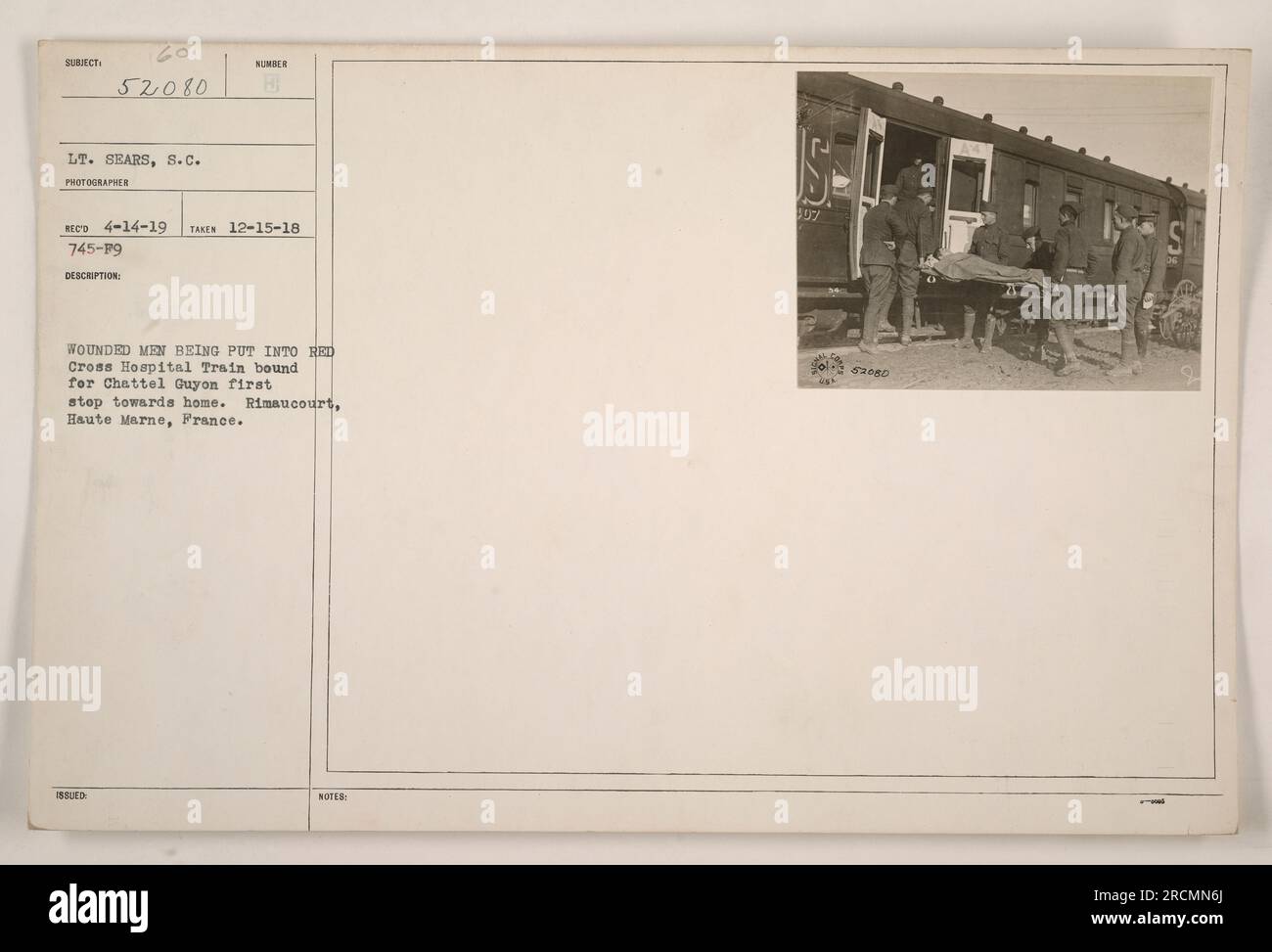 Das Bild zeigt verwundete Männer, die in einen Rotkreuz-Krankenhauszug nach Chattel Guyon geladen werden, der erste Schritt auf dem Weg nach Hause. Das Foto wurde von Lieutenant Sears, S.C. am 15. Dezember 1918 mit dem Fotografen Nummer 52080 aufgenommen. Sie ging am 14. April 1919 ein. Der Standort ist Rimaucourt, Haute Marne, Frankreich. Notizen weisen dem Bild die Zahlen 597 und 62080 zu. Stockfoto
