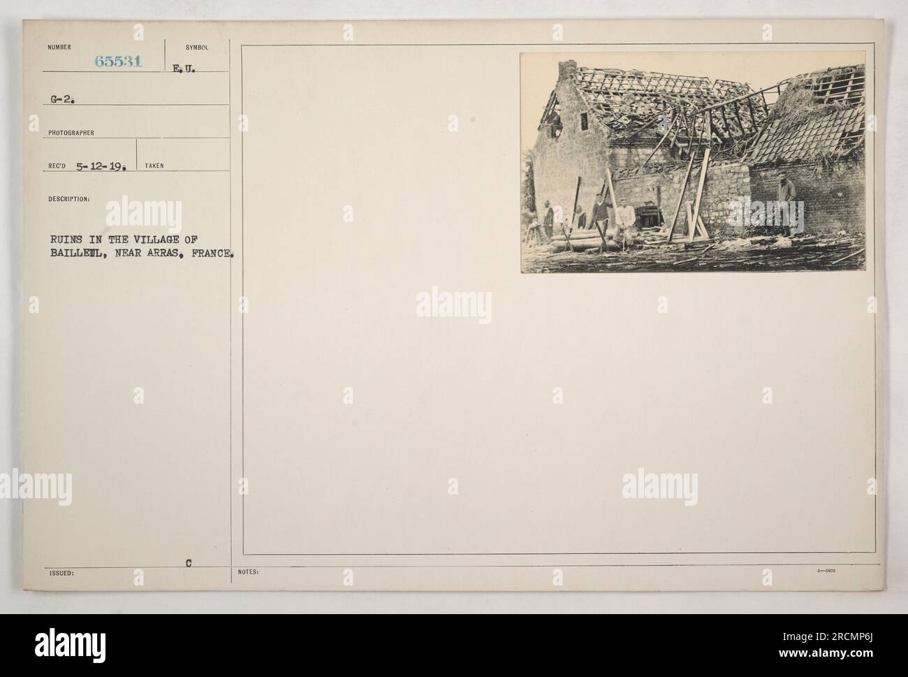 Ruinen von Gebäuden im Dorf Bailleul, in der Nähe von Arras in Frankreich, fotografiert während des Ersten Weltkriegs. Dieses Bild mit der Nummer G-2 wurde von einem unbekannten Fotografen aufgenommen und war Teil einer Sammlung, die am 12. Mai 1919 einging. Die angegebene Beschreibung war 65531 und wurde unter dem Symbol EerivU ausgestellt. Eine Notiz besagt, dass dieses Foto die Ruinen im Dorf Bailleul einnimmt. Bitte beachten Sie Referenz C Hinweis 3-400. Stockfoto