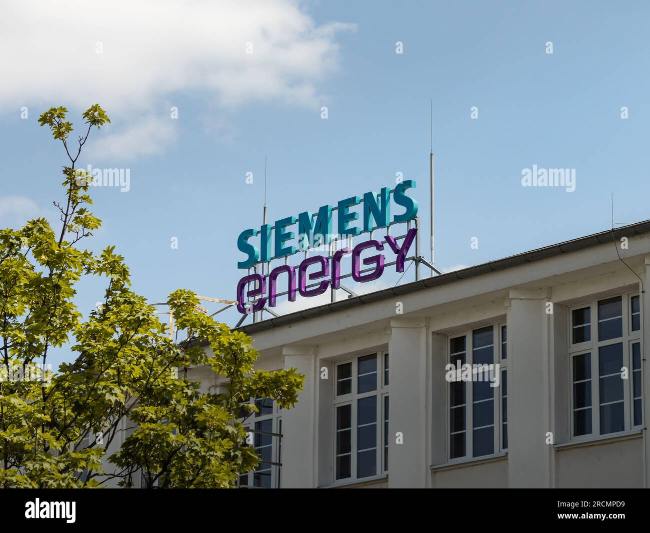 Das Siemens Energy Logo befindet sich auf einem Gebäude. Großes deutsches Unternehmen in der Branche und Arbeitgeber für viele Menschen als Technologieunternehmen. Stockfoto