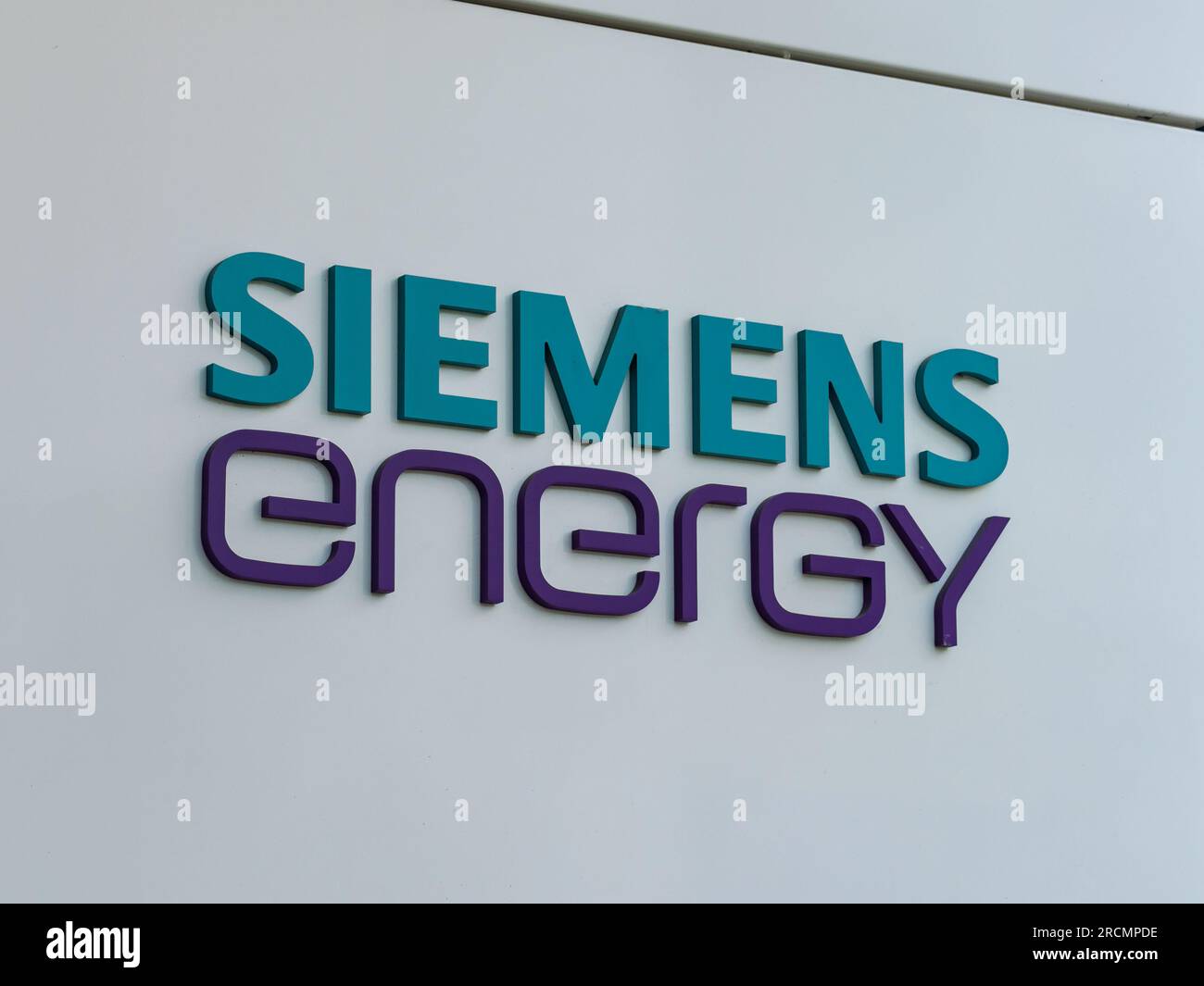 Nahaufnahme des Siemens Energy Logos. Technologie- und Ingenieurunternehmen, ein großer Arbeitgeber in der Branche. Symbol an der Fassade des Gebäudes. Stockfoto