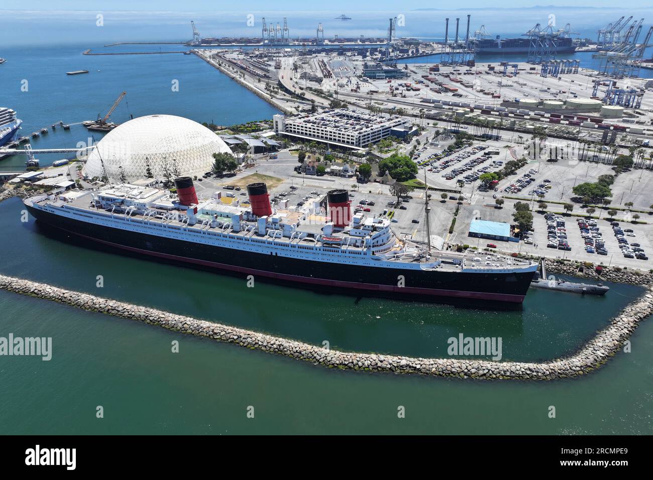 Eine allgemeine Gesamtansicht der Queen Mary und der Spruce Goose Dome, Freitag, 14. Juli 2023, in Long Beach, Kalif. Stockfoto