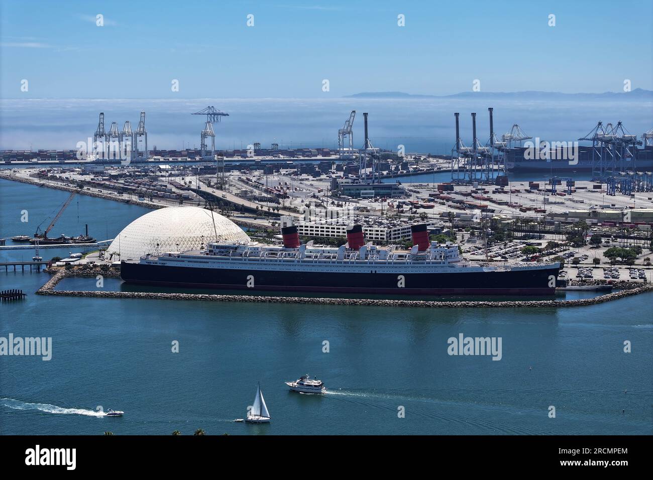 Eine allgemeine Gesamtansicht der Queen Mary und der Spruce Goose Dome, Freitag, 14. Juli 2023, in Long Beach, Kalif. Stockfoto