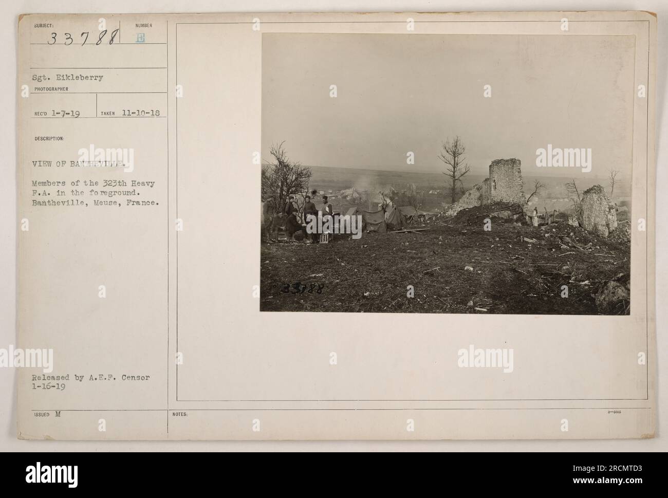 Soldaten der 323. Heavy P.A. (Artillerie) sind im Vordergrund dieses Fotos zu sehen, das am 10. November 1918 in Bantheville, Maas, Frankreich aufgenommen wurde. Das Bild zeigt eine Ansicht von Bantheville. Es wurde von Sergeant Eikleberry aufgenommen und von der A.E.F. freigegeben Zensor am 16. Januar 1919. Stockfoto