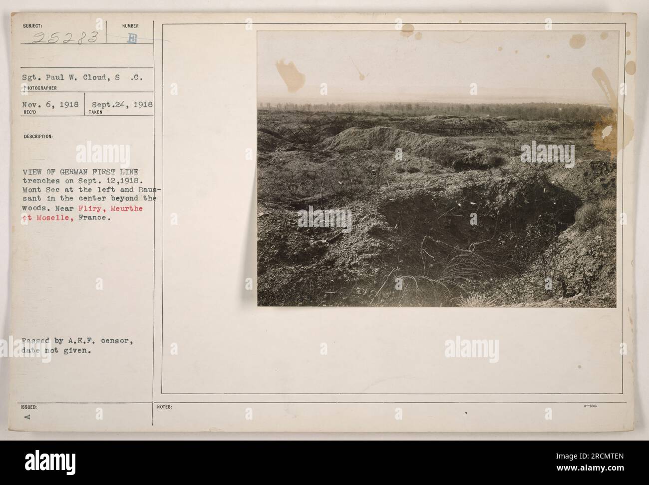 Sergeant Paul W. Cloud hat dieses Foto am 12. September 1918 aufgenommen. Es zeigt die deutschen Grabengräben in der Nähe von Fliry, Meurthe und Moselle, Frankreich. Auf dem Bild ist der Mont See auf der linken Seite sichtbar, mit Baus-sant in der Mitte hinter dem Wald. Dieses Foto wurde vom A.E.F.-Zensor genehmigt. Stockfoto