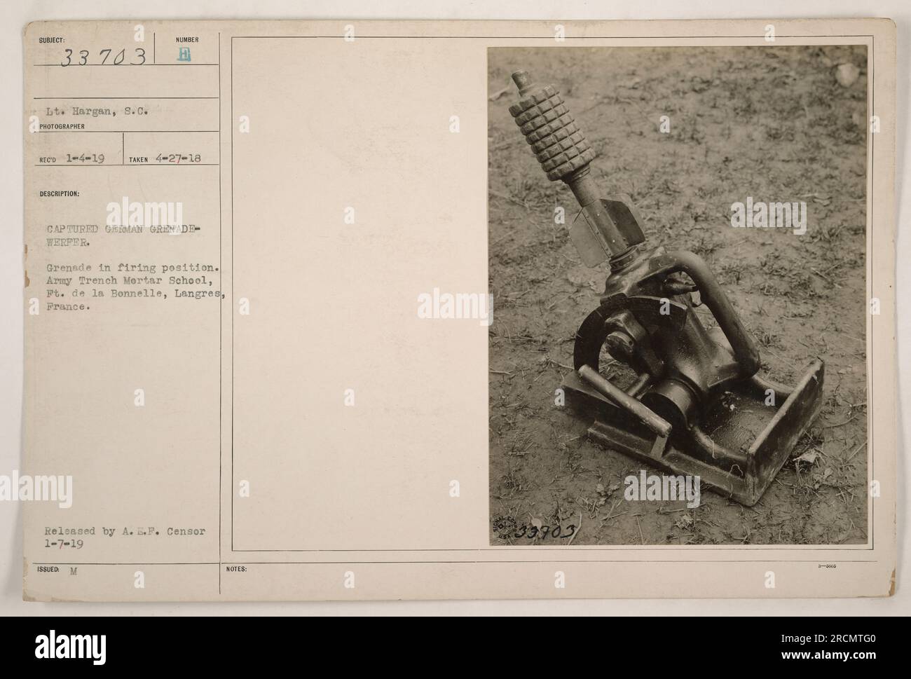 Ein Foto, auf dem ein Granatenwerfer oder Abschuss in Schussstellung aufgenommen wird. Das Bild wurde am 27. April 1918 von LT. Hargan vom Signalkorps aufgenommen. Es zeigt die Army Trench Mörserschule in Ft. De la Bonnelle in Langres, Frankreich. Das Foto wurde von der A.F. veröffentlicht Zensor am 7. Januar 1919. Stockfoto