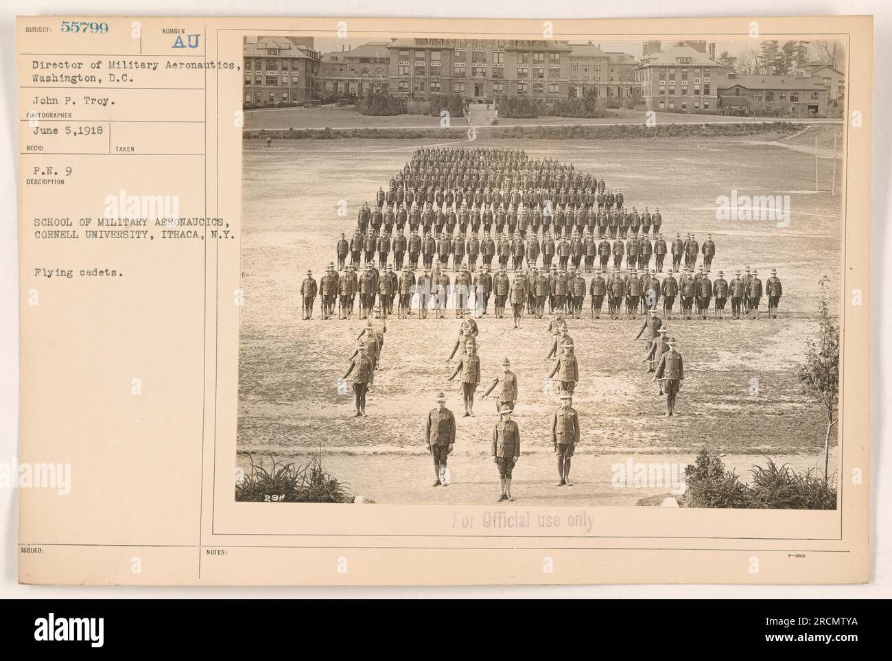 Foto des fliegenden Kadetts John P. Troy, SURECT Nummer 55799, aufgenommen an der School of Military Aeronautics, Cornell University in Ithaca, New York. Das Foto wurde am 5. Juni 1918 vom Direktor der Militärluftfahrt in Washington, D.C. aufgenommen. Die Bildunterschrift besagt, dass das Foto nur für den offiziellen Gebrauch bestimmt ist. Stockfoto