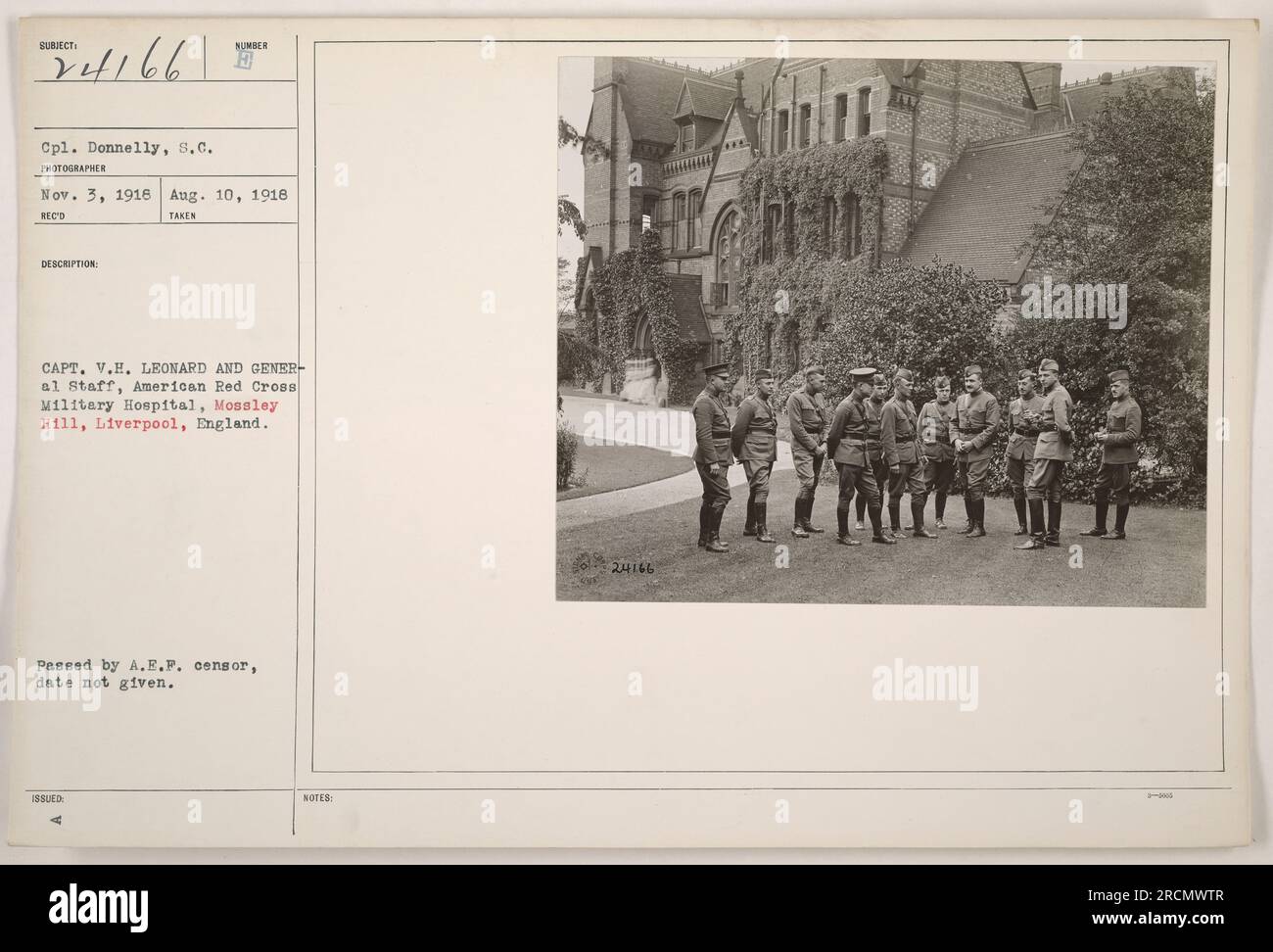 CPL. Donnelly wird neben Captain Leonard, Mitglied des American Red Cross Military Hospital in Mossley Hill, Liverpool, England, abgebildet. Das Foto wurde an einem unbekannten Datum aufgenommen und vom A.E.P. Zensor genehmigt. Diese Informationen werden als #24166 in der Sammlung aufgezeichnet. Stockfoto