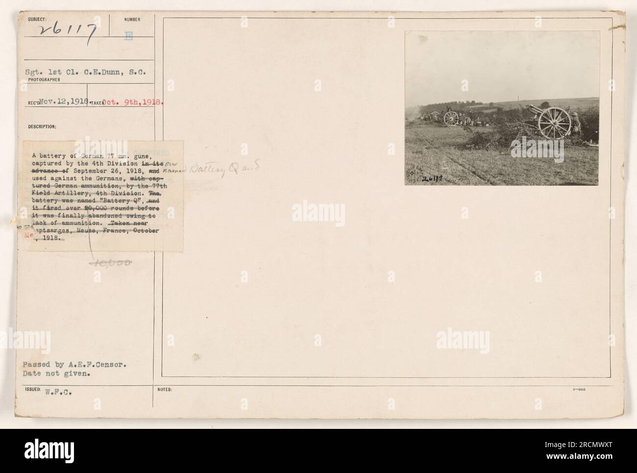 Eine Batterie deutscher 77-mm-Waffen, die im September 1918 von der 4. Division gefangen genommen wurden. Die Batterie namens "Battery Q" wurde gegen die Deutschen eingesetzt, mit deutscher Munition von der 19. Feldartillerie. Es feuerte über 20.000 Schüsse ab, bevor es wegen Munitionsmangels aufgegeben wurde. Foto wurde im Oktober 1918 in Mause, Frankreich, aufgenommen. Stockfoto