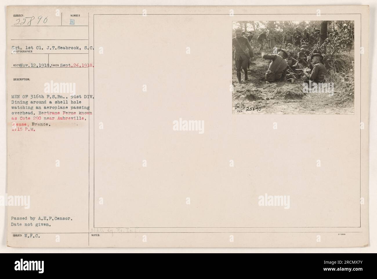 Militärpersonal der 316. Fed, 91. DIV. In unmittelbarer Nähe eines Muschellochs, zwangloses Essen, während man ein Flugzeug beobachtet, das darüber fliegt. Der Standort ist Bertrame Ferme, gemeinhin als Cote 290 bezeichnet, in der Nähe von Aubreville, Meuse, Frankreich. Das Foto wurde am 24. September 1918 um 1:15 UHR aufgenommen Aufgezeichnet von Sgt. 1. Cl. J.T. Seabrook, S.C., und von Reconov am 12. November 1918 fotografiert. Das Foto wurde von der A.E.F. genehmigt Zensiert und mit der offiziellen Nummer 25640 im W.F.C. ausgestellt Malaiische Kollektion. Es wurden keine weiteren Angaben oder Termine gemacht." Stockfoto