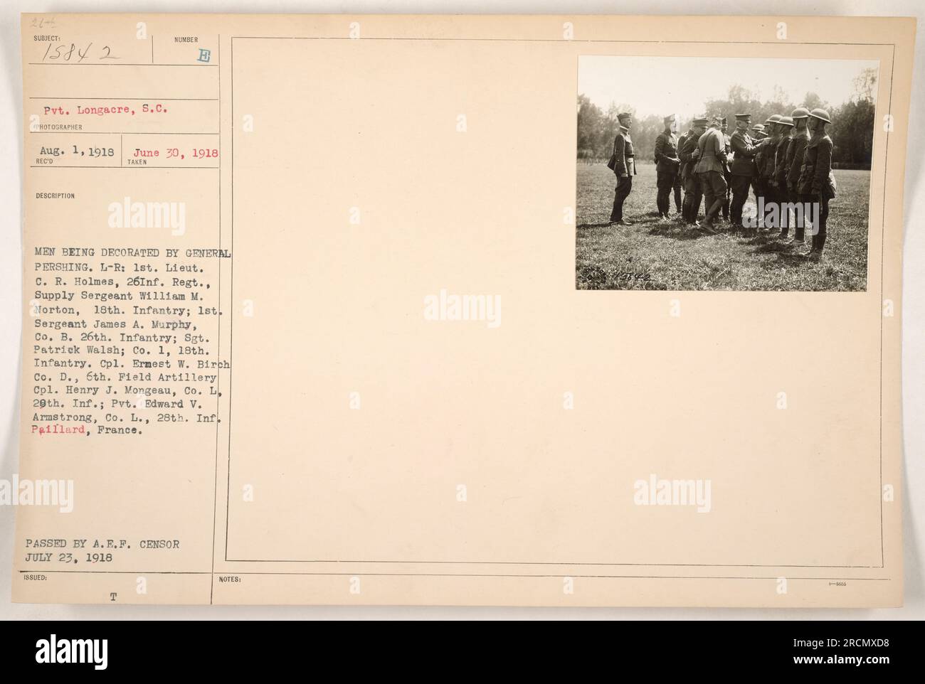 Soldaten werden von General Pershing ausgezeichnet, von links nach rechts: 1. LT. C.R. Holmes, Supply Sgt. William M. Norton, 1. Sgt. James A. Murphy, Sgt. Patrick Walsh, CPL. Ernest W. Birch, CPL. Henry J. Mongeau, Pvt. Edward V. Armstrong. Aufgenommen am 1. August 1918 in Paillard, Frankreich. Genehmigt von A.E.P. Zensor am 23. Juli 1918." Stockfoto
