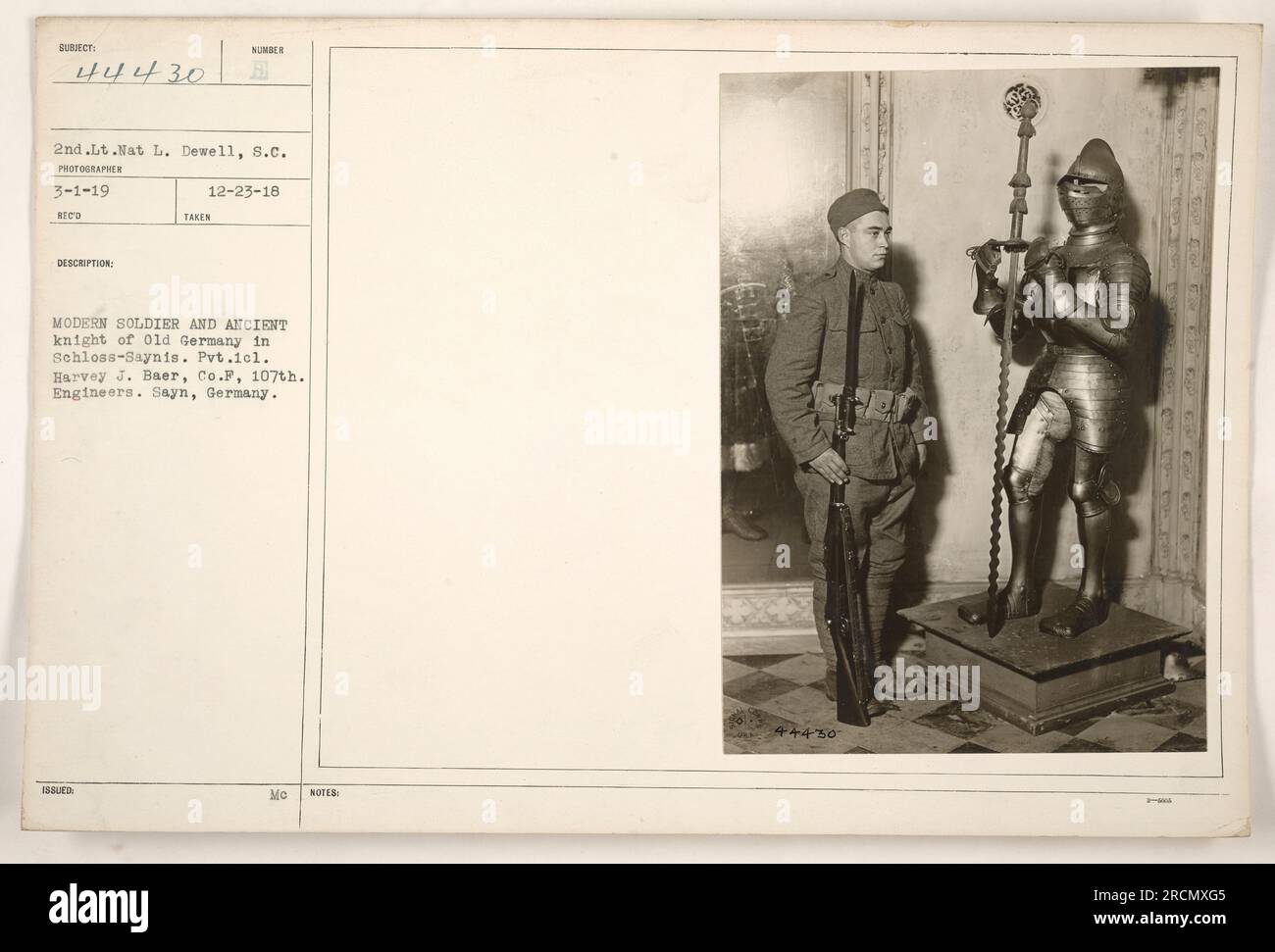 Gefreiter Harvey J. Baer von Co F, 107. Ingenieure, fotografiert in Schloss-Saynis in Sayn, Deutschland. Das Bild zeigt einen Vergleich zwischen einem modernen amerikanischen Soldaten und einem alten Ritter des alten Deutschlands." Stockfoto