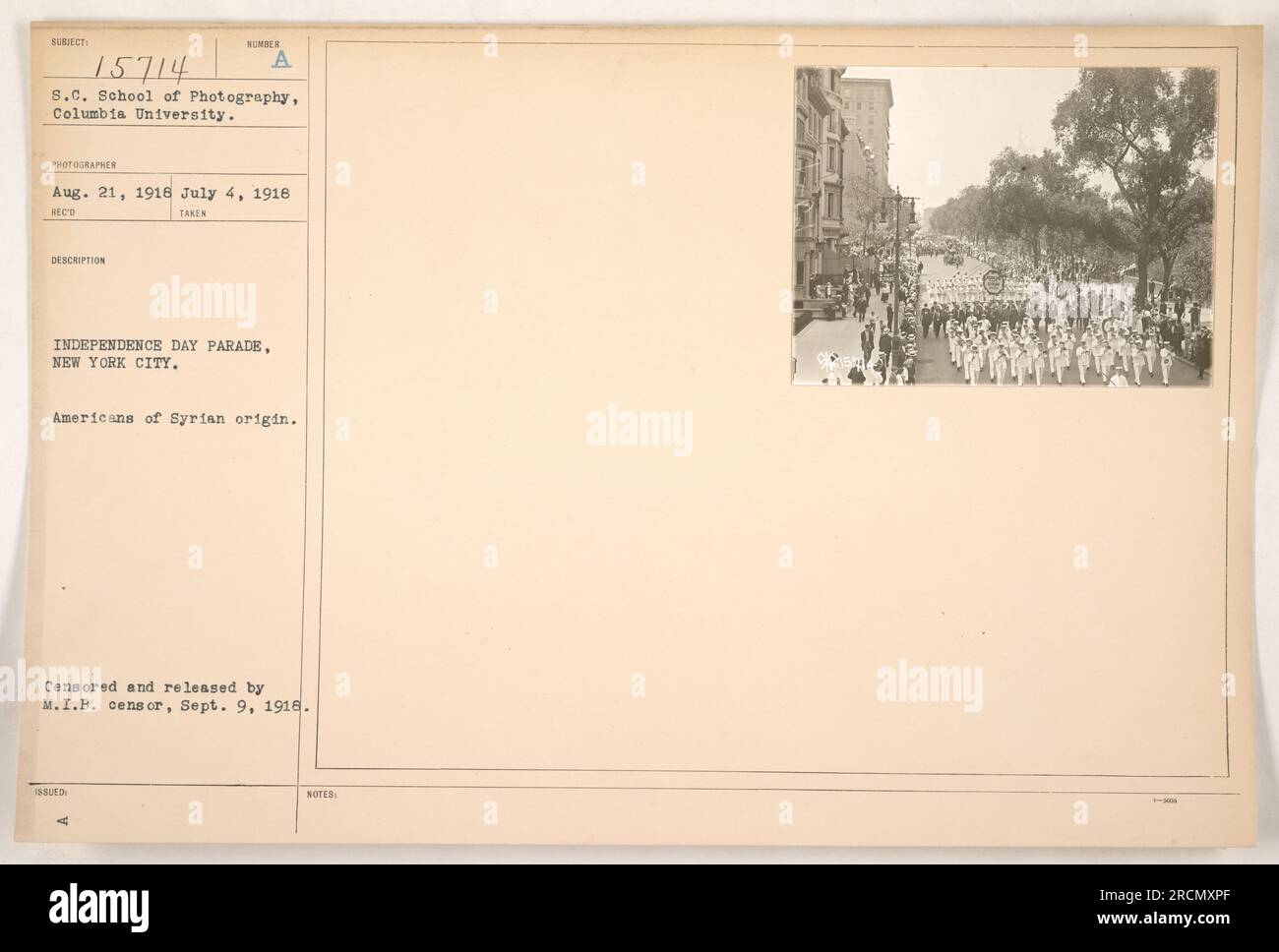 Amerikanisch-syrische Personen nehmen an der Unabhängigkeitstag-Parade in New York während des Ersten Weltkriegs Teil. Foto wurde am 4. Juli 1918 aufgenommen und am 21. August 1918 erhalten. Das Foto wurde zensiert und am 9. September 1918 vom M.I.B.-Zensor veröffentlicht." Stockfoto