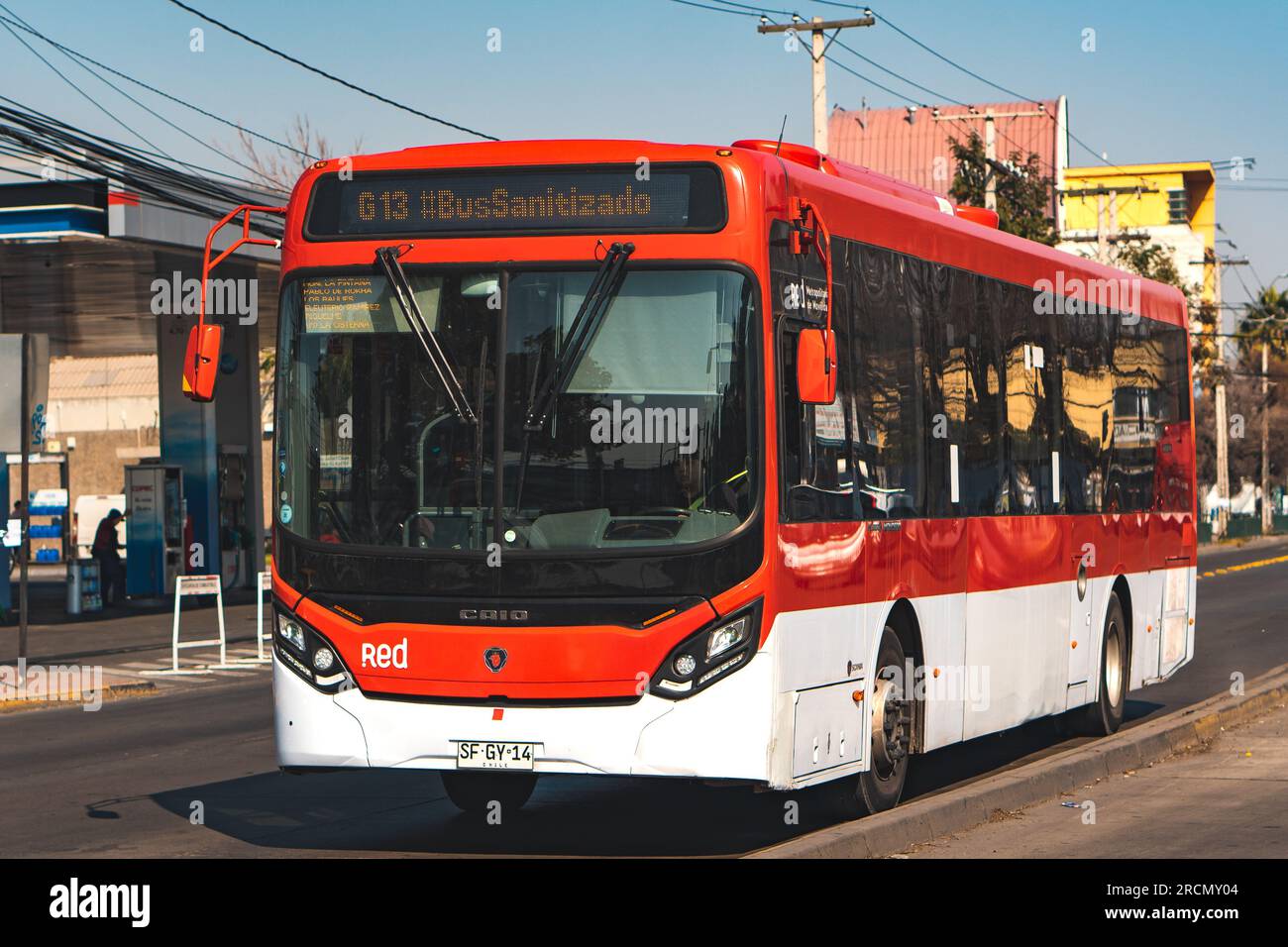 Santiago, Chile - Mai 04 2023: Öffentlicher Nahverkehr Transantiago oder Red Metropolitana de Movilidad, Bus auf der Route G15 Stockfoto