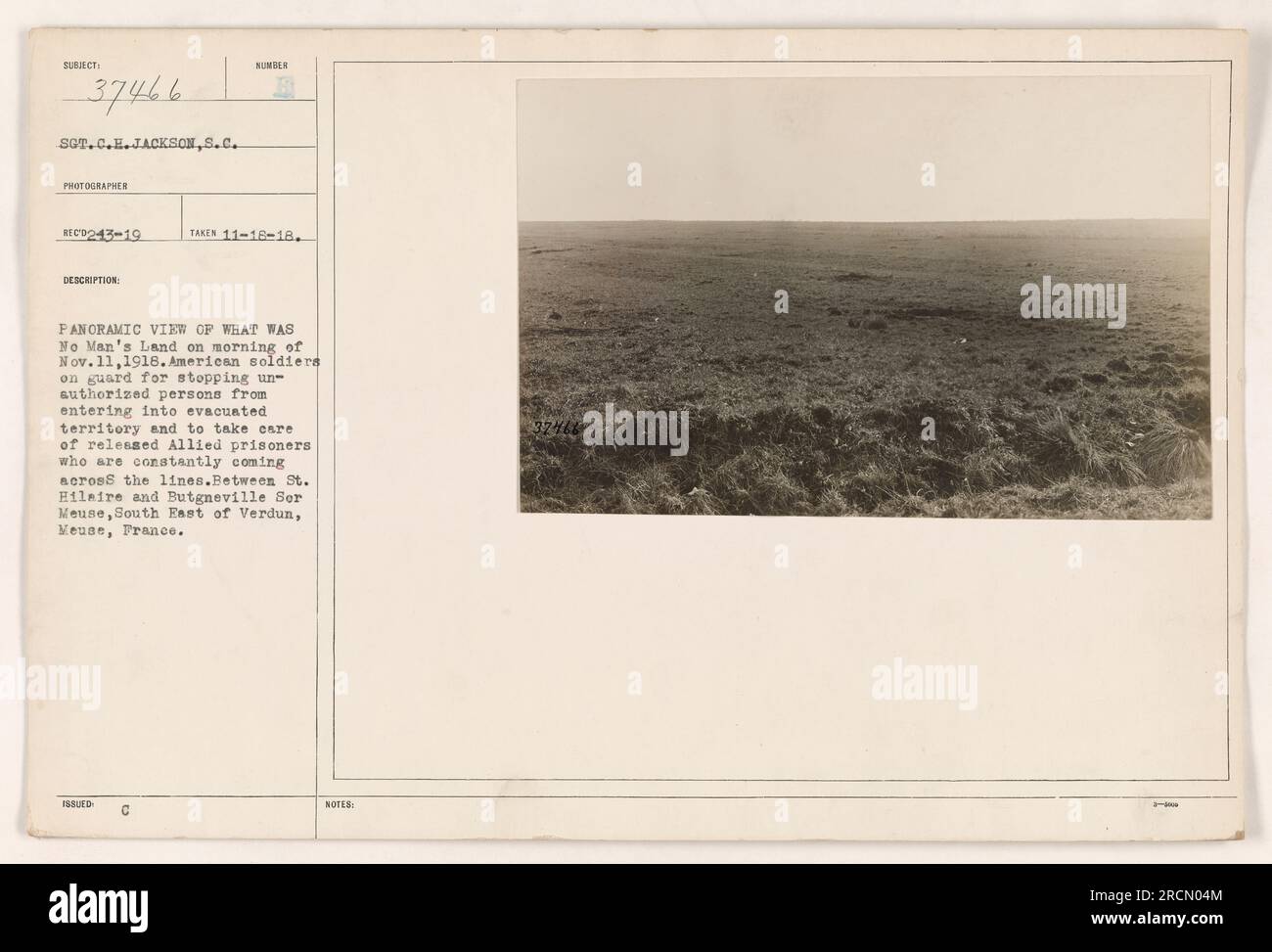 Panoramablick auf No man's Land am Morgen des 11. November 1918. Amerikanische Soldaten bewachen das evakuierte Gebiet, um unbefugten Zutritt zu verhindern und freigelassenen alliierten Gefangenen zu helfen. Das Hotel befindet sich zwischen St. Hilaire und Butgneville Ser Meuse, südöstlich von Verdun, Maas, Frankreich. Foto aufgenommen am 18. November 1918. Stockfoto