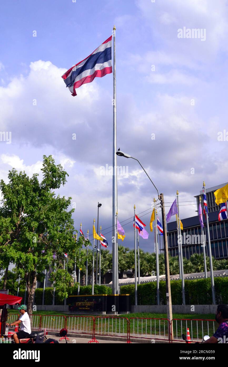 Parlamentsgebäude, Bangkok, Thailand mit thailändischer Flagge auf dem hohen Stab davor. Das Parlament stimmte am 13. Juli 2023 für die Entscheidung, ob die Vorsitzende der Partei Move Forward, Pita Limjaroenrat, die bei den Wahlen im Mai die meisten Sitze gewonnen hat, der neue Premierminister werden kann, wodurch die 9-jährige Herrschaft des ehemaligen Armeeführers Prayuth Chan-ocha beendet wird. Pita Limjaroenrat verlor die Wahl zum Premierminister, 51 Stimmen weniger als 376 Stimmen. Einige Mitglieder des Senats enthielten sich bei der Abstimmung in vielen Enthaltungen. Stockfoto