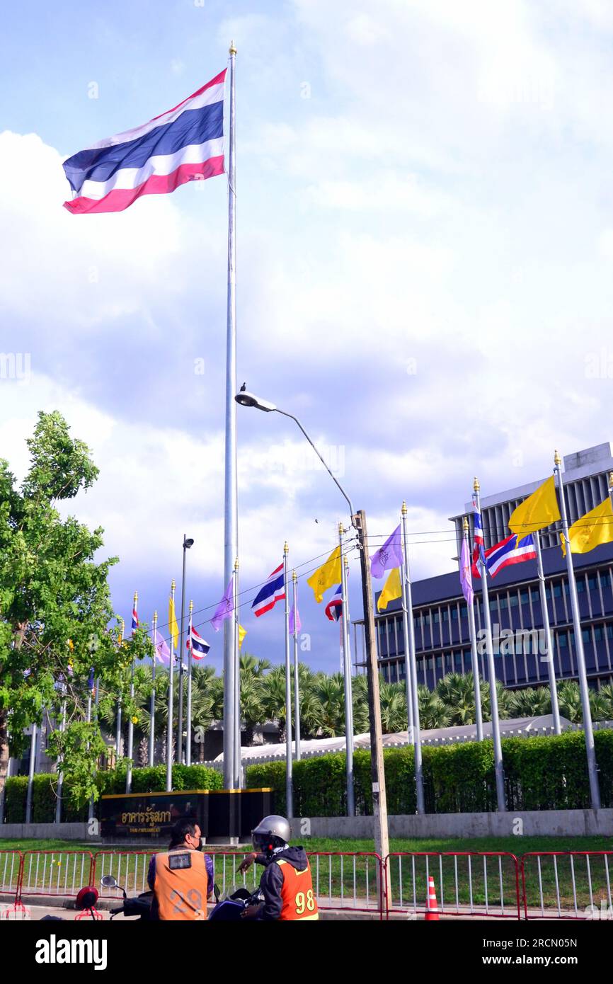 Parlamentsgebäude, Bangkok, Thailand mit thailändischer Flagge auf dem hohen Stab davor. Das Parlament stimmte am 13. Juli 2023 für die Entscheidung, ob die Vorsitzende der Partei Move Forward, Pita Limjaroenrat, die bei den Wahlen im Mai die meisten Sitze gewonnen hat, der neue Premierminister werden kann, wodurch die 9-jährige Herrschaft des ehemaligen Armeeführers Prayuth Chan-ocha beendet wird. Pita Limjaroenrat verlor die Wahl zum Premierminister, 51 Stimmen weniger als 376 Stimmen. Einige Mitglieder des Senats enthielten sich bei der Abstimmung in vielen Enthaltungen. Stockfoto