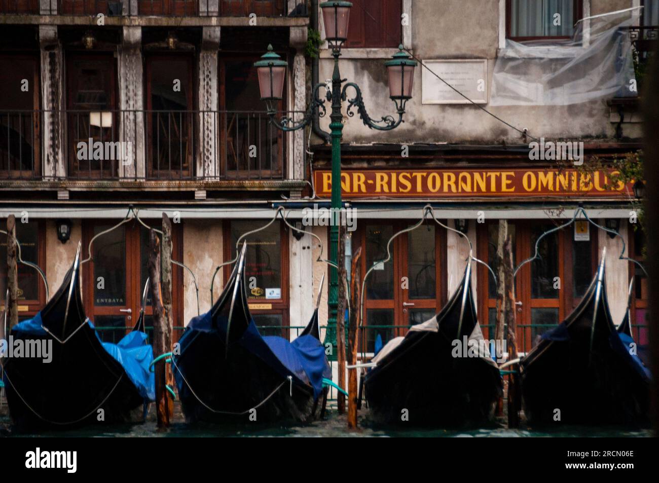 Ristorante und Gondeln, Canal Grande, Venedig, Italien. Stockfoto