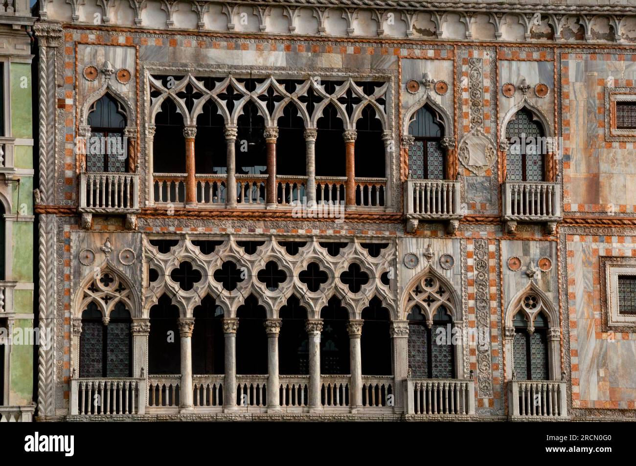 Details der venezianischen Gotik Ca' d' Oro auf dem Canal Grande in Venedig, Italien. Stockfoto