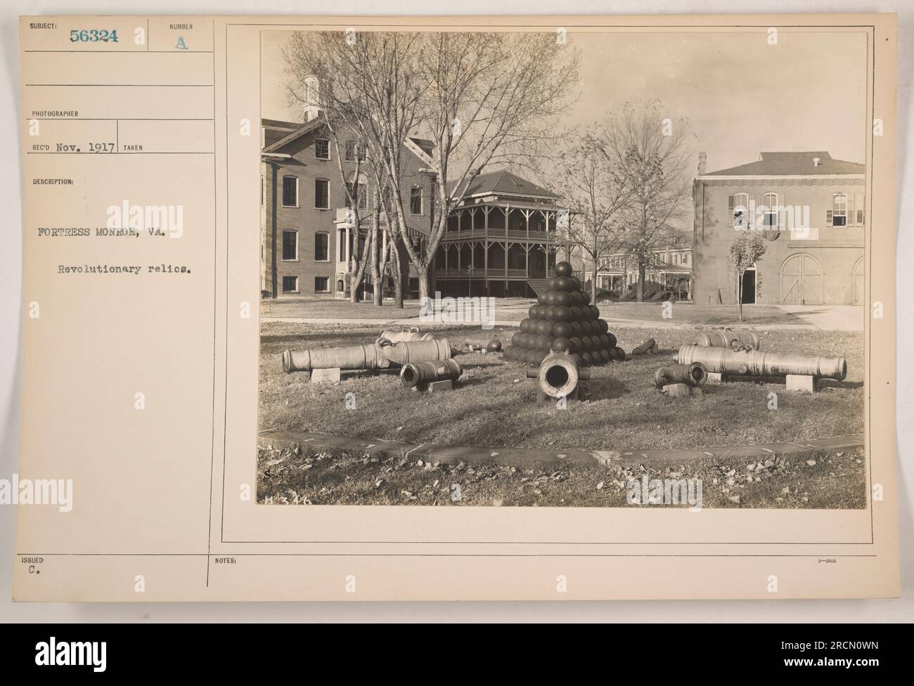 Das Bild zeigt eine Sammlung revolutionärer Relikte in der Festung Monroe, Virginia während des Ersten Weltkriegs. Die Reliquien werden ordentlich ausgestellt und stellen historische Artefakte aus dem Unabhängigkeitskrieg dar. Dieses Foto wurde von Jed Ruth aufgenommen und im November 1917 erhalten. Bildunterschrift von C. Sunder. Stockfoto