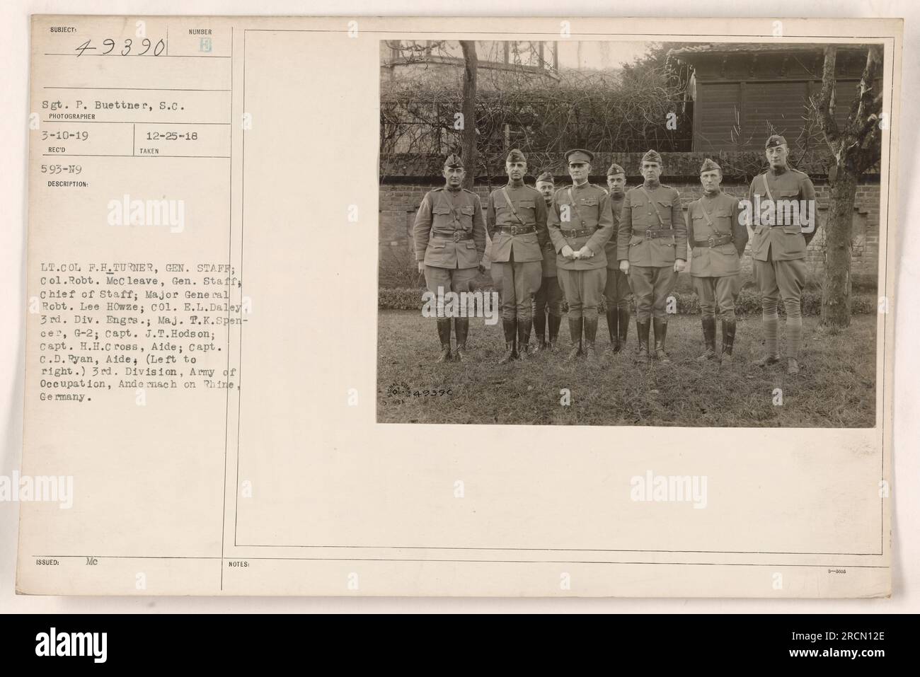 Von links nach rechts: Oberstleutnant F.H. Turner, Generalstabschef; Oberst Robert McCleave, Generalstabschef; Generalmajor Robert Lee Howze; Oberst E.L. Daly, 3. Div Major T.K. Spencer, G-2; Hauptmann J.T. Hodson; Hauptmann H.H. Cross, Aide; Captain C.D. Ryan, Mein Freund. Sie sind im Dezember 1918 in Andernach, Deutschland, während der Besetzung des Rheinlandes durch die 3. Division der amerikanischen Armee abgebildet. Foto aufgenommen von Sgt. P. Buettner, S.C., erhalten am 10. März 1919. Stockfoto