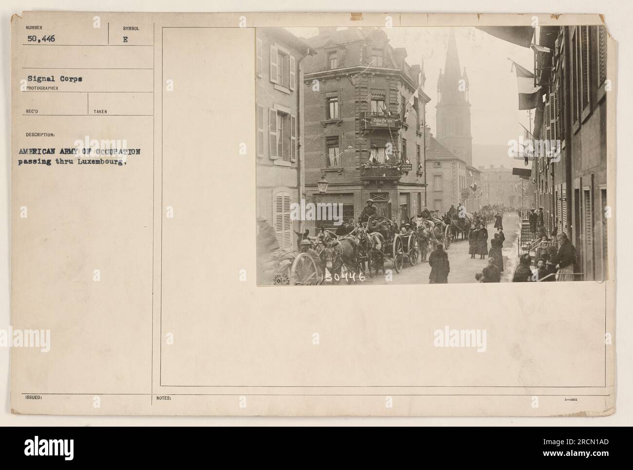 Amerikanische Soldaten der Besatzungsarmee durchqueren Luxemburg im Ersten Weltkrieg. Dieses Foto, aufgenommen vom Signalkorps, hat die Nummer 50.446. Es zeigt die Soldaten, die sich durch die Stadt bewegen, und symbolisiert die amerikanische Militärpräsenz in der Gegend. Das Bild wurde mit der Beschreibung "American Army of Occupation Passing through Luxembourg" herausgegeben. Stockfoto