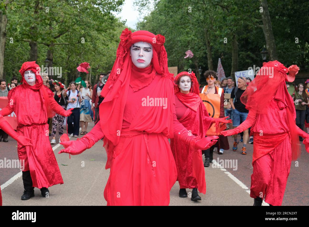 London, Großbritannien. 15. Juli 2023. Die roten Rebellen führen Klimaschutzaktivisten aus Fossil Free London, Just Stop Oil und anderen, die sich versammelten, um gegen das vorgeschlagene Öl- und Gasprojekt von Rosebank vorzugehen. Rosebank ist das größte noch nicht erschlossene Ölfeld im Vereinigten Königreich in der Nordsee und hat Verzögerungen bei der Genehmigung. Kredit: Elfte Stunde Fotografie/Alamy Live News Stockfoto