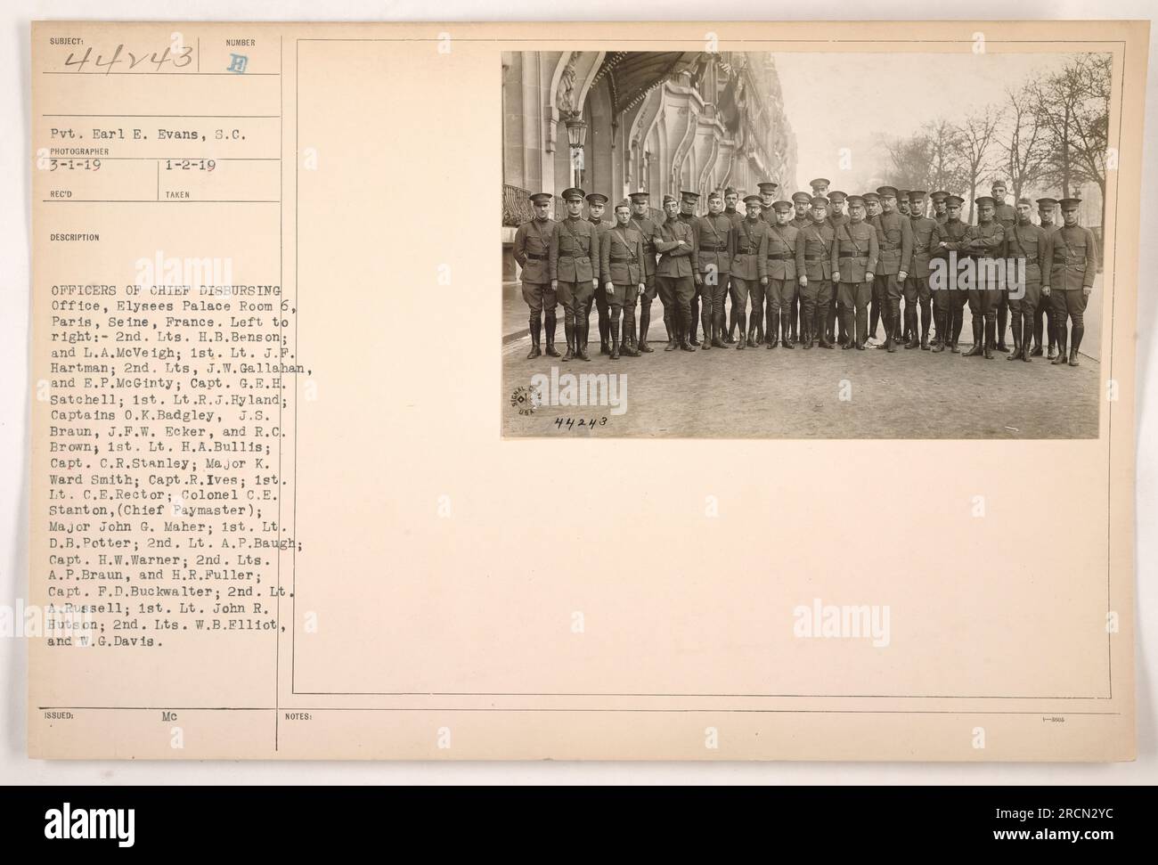 Offiziere des Hauptauszahlungsbüros im Elysées Palace Room in Paris, Frankreich. Von links nach rechts: 2. LT. H.B. Benson, 2. Leutnant L.A. McVeigh, 1. Leutnant J.P. Hartman, 2. Leutnant J.W. Gallahan, 2. Leutnant E.P. McGinty, Hauptmann G.E.E. Satchell, 1. Lieutenant R.J. Hyland, Kapitän O.K. Badgley, Kapitän J.S. Braun, Hauptmann J.F.W. Ecker, Kapitän R.C. Braun, 1. LT. H.A. Bullis, Hauptmann C.R. Stanley, Major K. ward Smith, Captain R. Ives, 1. Leutnant C.E. Rektor, Oberst C.E. Stanton, Major John G. Maher, 1. Leutnant D.B. Potter, 2. Leutnant A.P. Baugh, Hauptmann H.W. Warner, 2. LT. A.P. Braun, 2. Leutnant H.R. Abzieher, Captain F.D. Buckwalter, Stockfoto