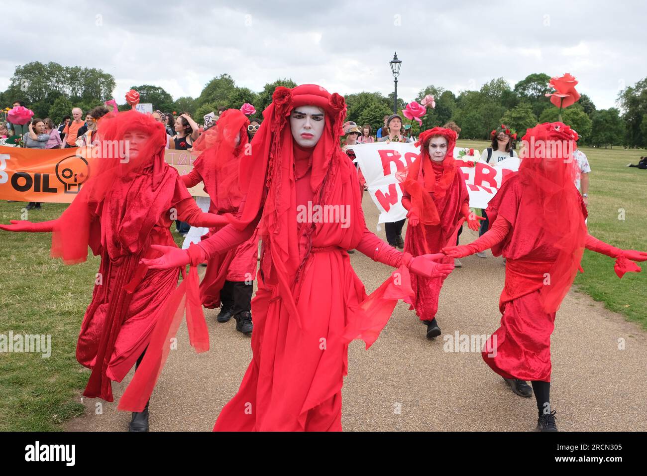 London, Großbritannien. 15. Juli 2023. Die roten Rebellen führen Klimaschutzaktivisten aus Fossil Free London, Just Stop Oil und anderen, die sich versammelten, um gegen das vorgeschlagene Öl- und Gasprojekt von Rosebank vorzugehen. Rosebank ist das größte noch nicht erschlossene Ölfeld im Vereinigten Königreich in der Nordsee und hat Verzögerungen bei der Genehmigung. Kredit: Elfte Stunde Fotografie/Alamy Live News Stockfoto