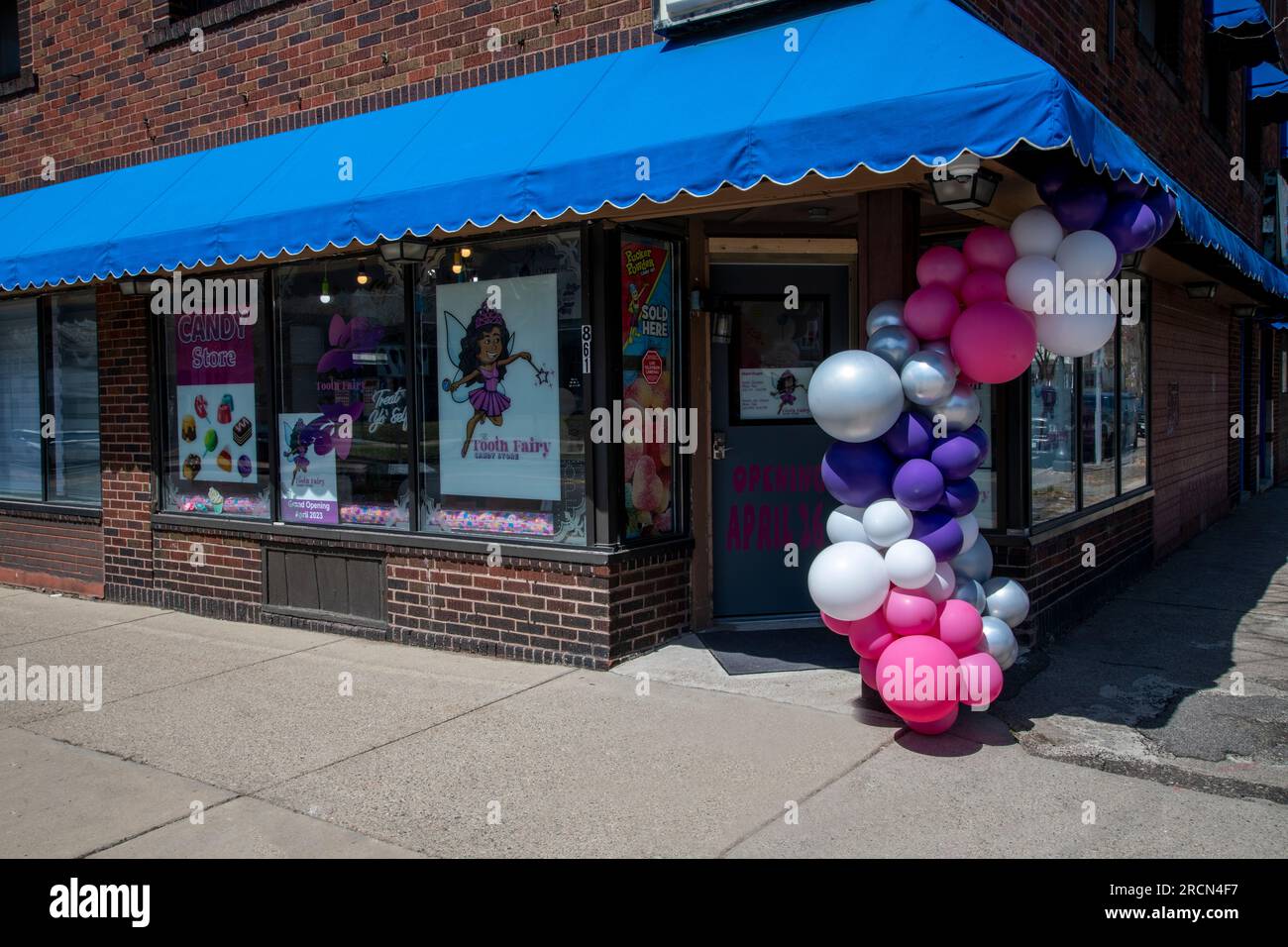 St. Paul, Minnesota. Große Eröffnung des Black Owned Tooth Fairy Süßigkeitenladens. Seine Mission ist es, deinem süßen Zahn verantwortungsvoll zu dienen und jung zu unterrichten Stockfoto