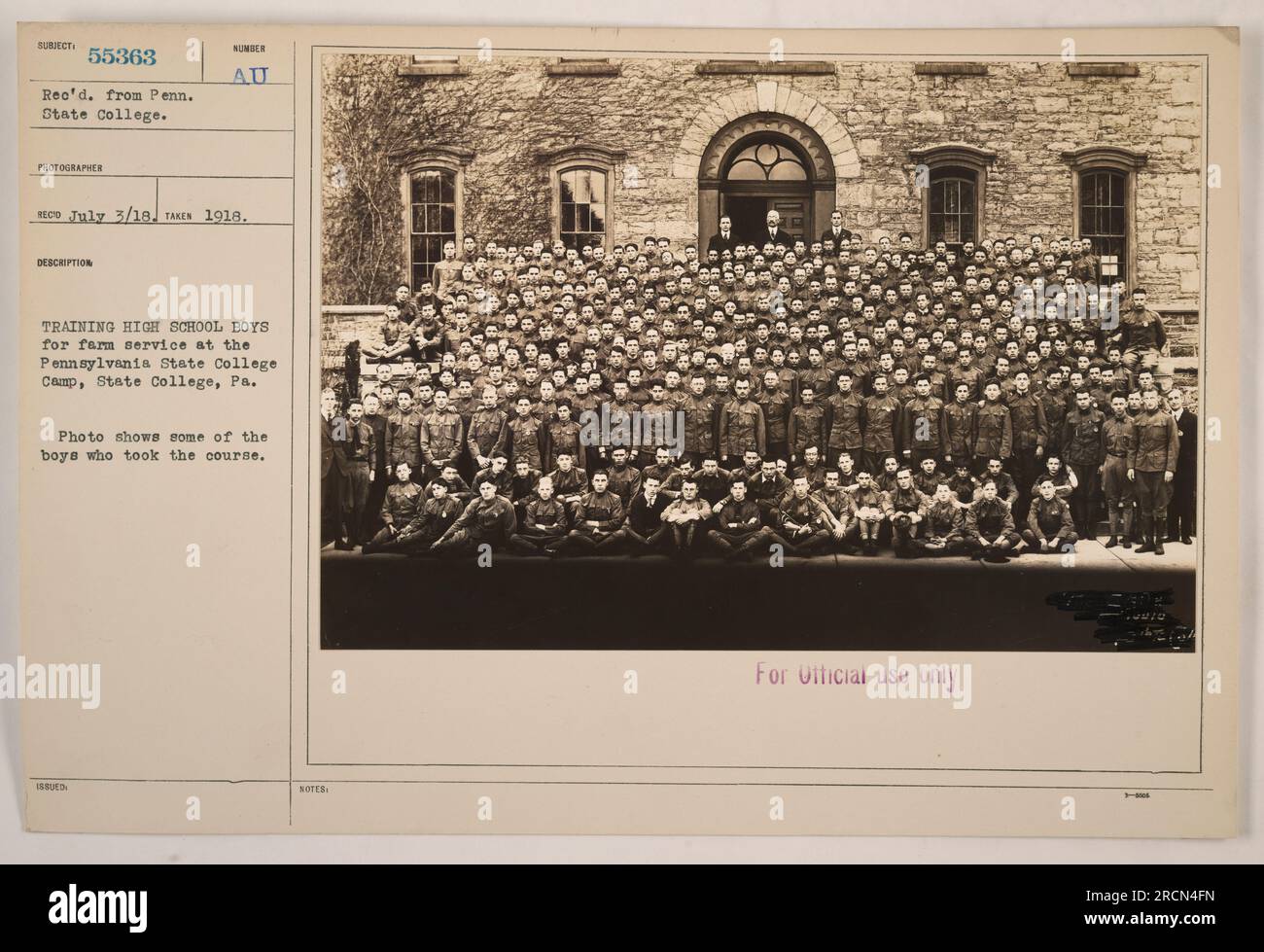 Eine Gruppe von High-School-Jungen, die an einem Ausbildungskurs zum Landwirtschaftsdienst im Pennsylvania State College Camp, State College, PA, teilnehmen. Das Foto ist vom 3. Juli 1918. Dieses Bild trägt die Bezeichnung SURET 55363 und wurde vom Penn State College empfangen. Es wurde 1918 aufgenommen. Nur zur amtlichen Verwendung. Stockfoto