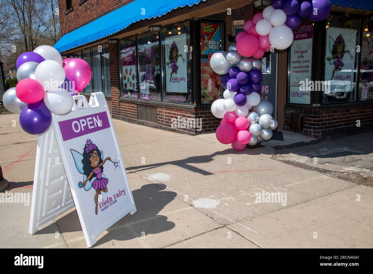 St. Paul, Minnesota. Große Eröffnung des Black Owned Tooth Fairy Süßigkeitenladens. Seine Mission ist es, deinem süßen Zahn verantwortungsvoll zu dienen und jung zu unterrichten Stockfoto