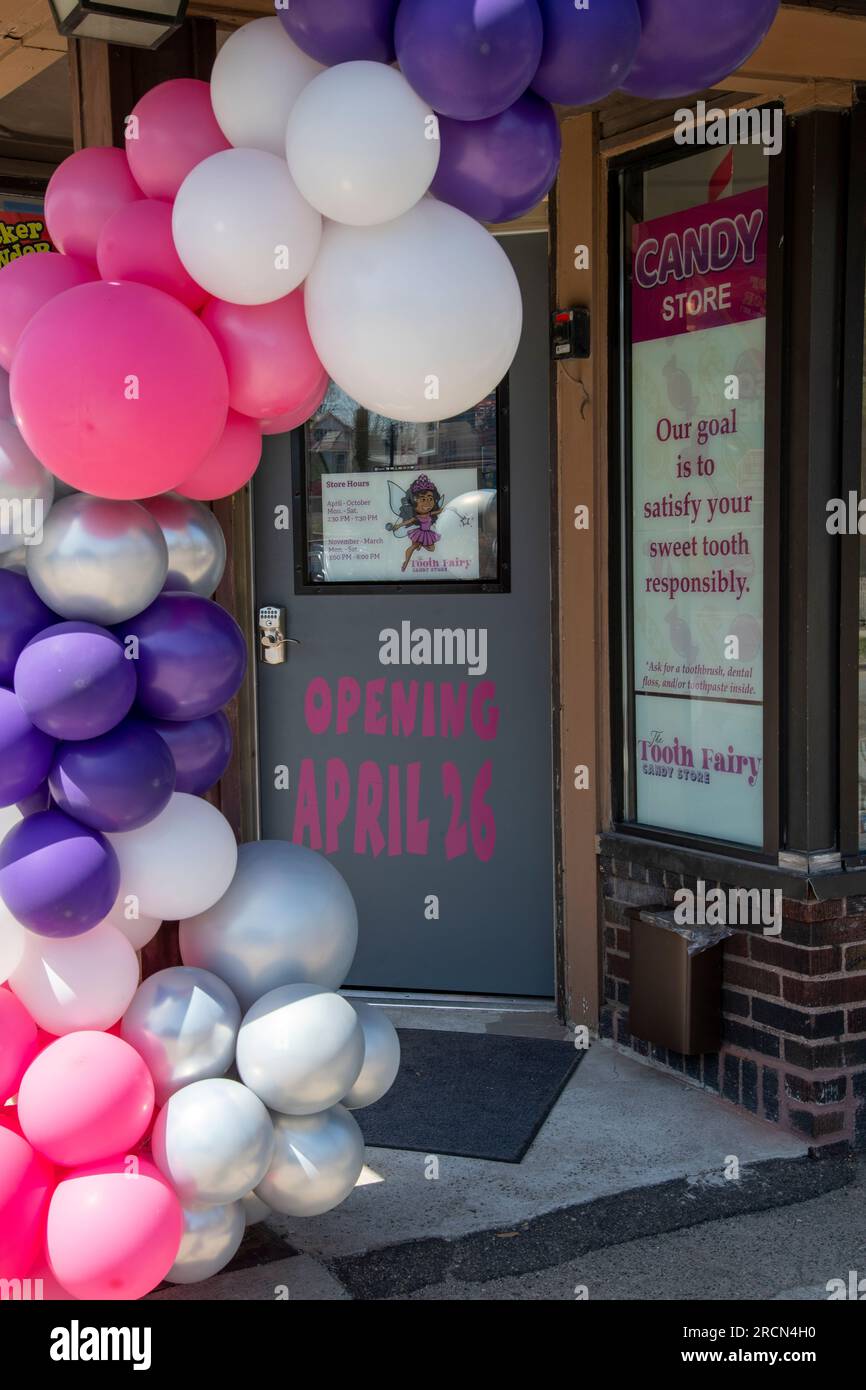 St. Paul, Minnesota. Große Eröffnung des Black Owned Tooth Fairy Süßigkeitenladens. Seine Mission ist es, deinem süßen Zahn verantwortungsvoll zu dienen und jung zu unterrichten Stockfoto