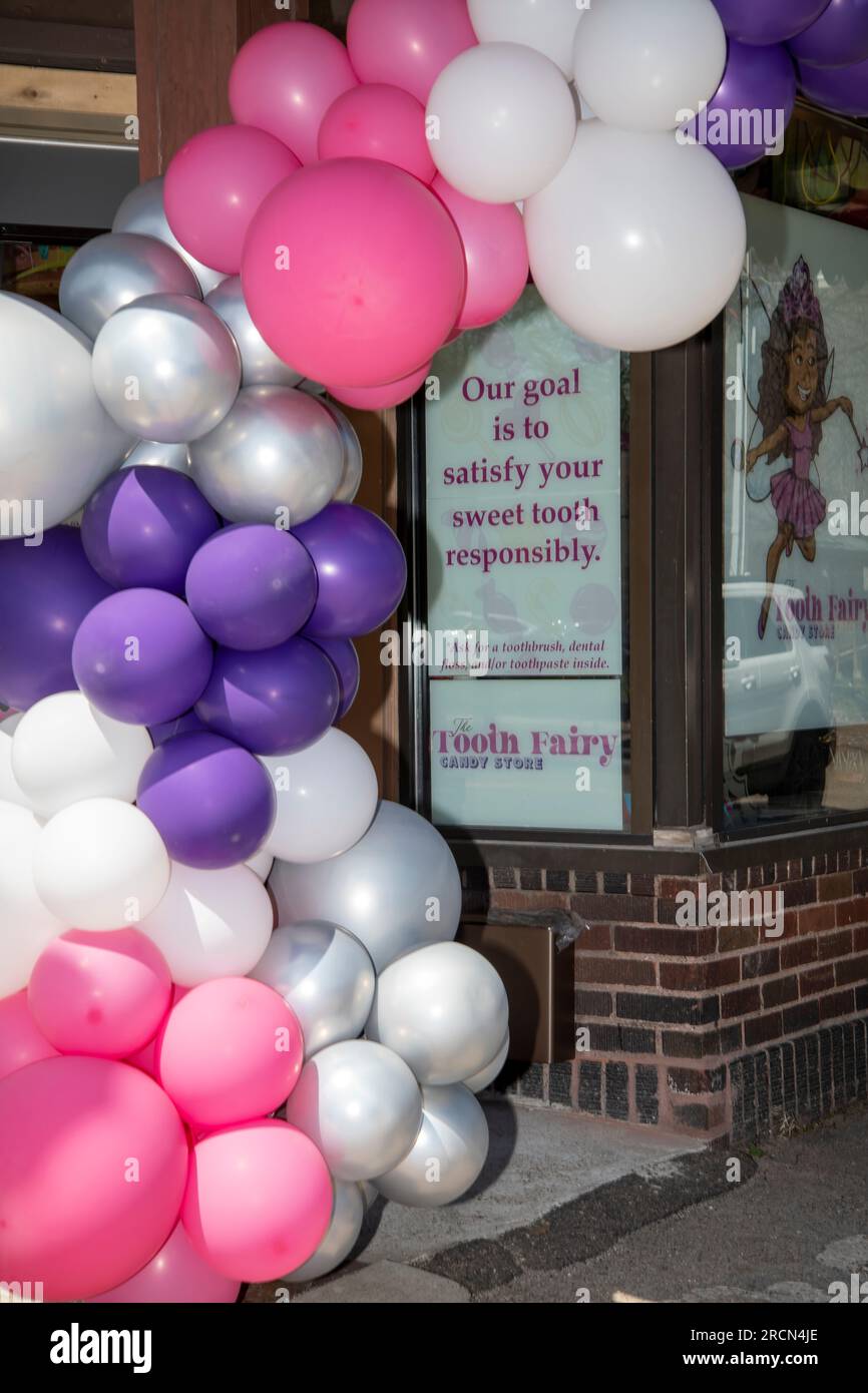 St. Paul, Minnesota. Große Eröffnung des Black Owned Tooth Fairy Süßigkeitenladens. Seine Mission ist es, deinem süßen Zahn verantwortungsvoll zu dienen und jung zu unterrichten Stockfoto