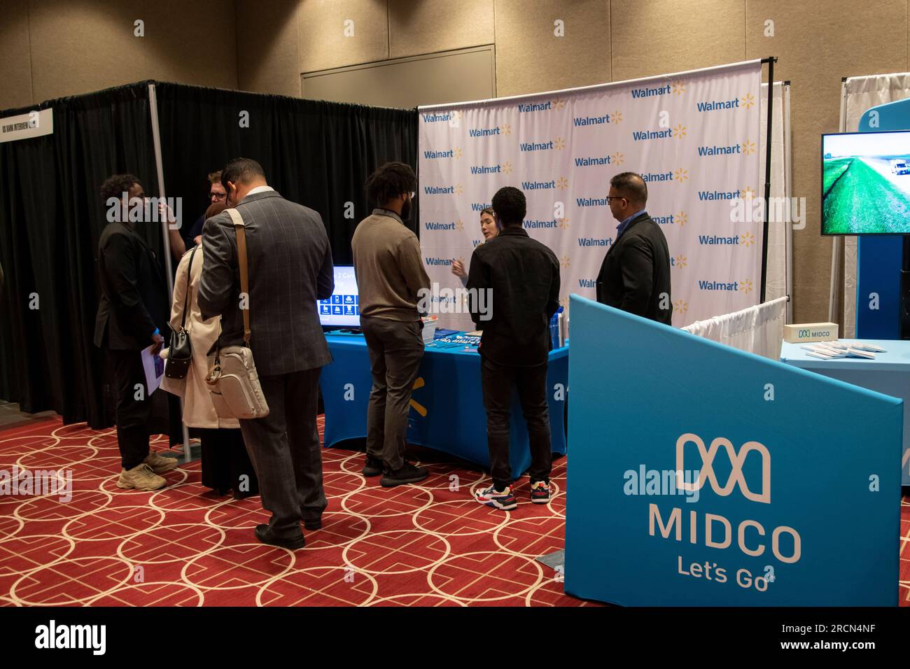 Minneapolis, Minnesota. Leute von der Farb-Karrieremesse. Eine Networking- und Einstellungsveranstaltung für Farbenexperten. Leute, die im Walmart Fragen stellen Stockfoto