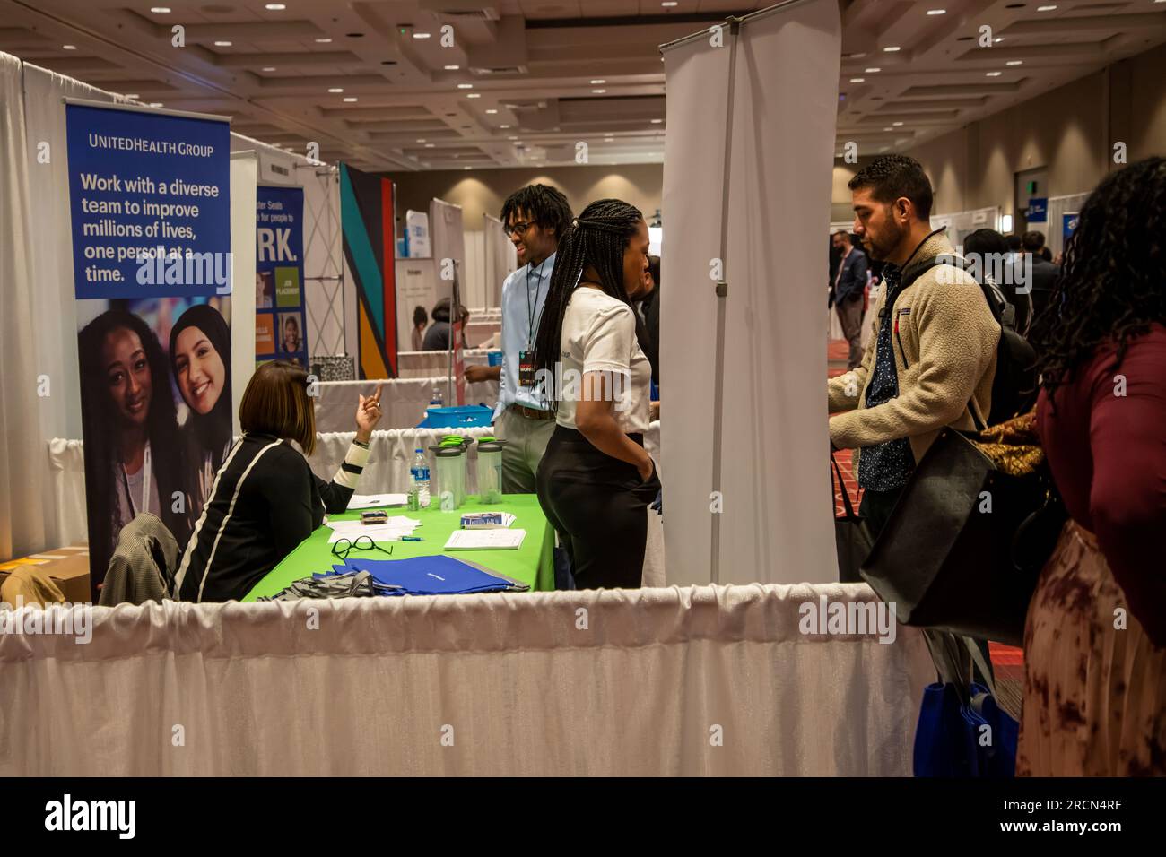 Minneapolis, Minnesota. Leute von der Farb-Karrieremesse. Eine Networking- und Einstellungsveranstaltung für Farbenexperten. Besucher der United Health Grou Stockfoto