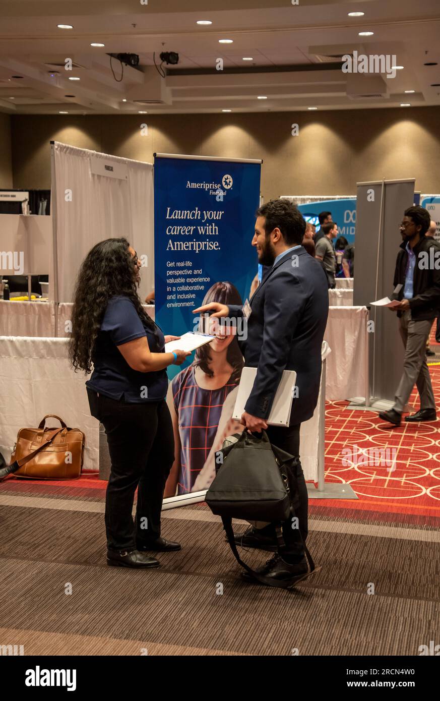 Minneapolis, Minnesota. Leute von der Farb-Karrieremesse. Eine Networking- und Einstellungsveranstaltung für Farbenexperten. Person, die sich nach Karriereopportun erkundigt Stockfoto
