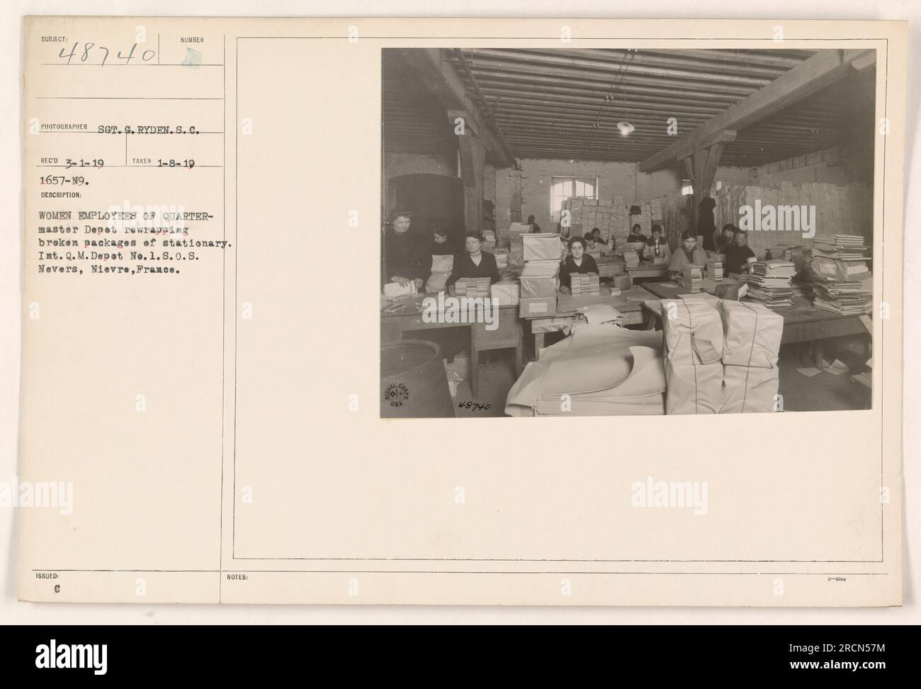 Weibliche Angestellte des Quartermaster Depot in Nevers, Nievre, Frankreich, werden dabei gesehen, wie sie zerbrochene Verpackungen von Büromaterial umhüllen. Dieses Foto, das am 8. Januar 1919 aufgenommen wurde, zeigt die Bemühungen dieser Frauen, die ordnungsgemäße Handhabung und Verteilung von Vorräten während des Ersten Weltkriegs sicherzustellen. Stockfoto