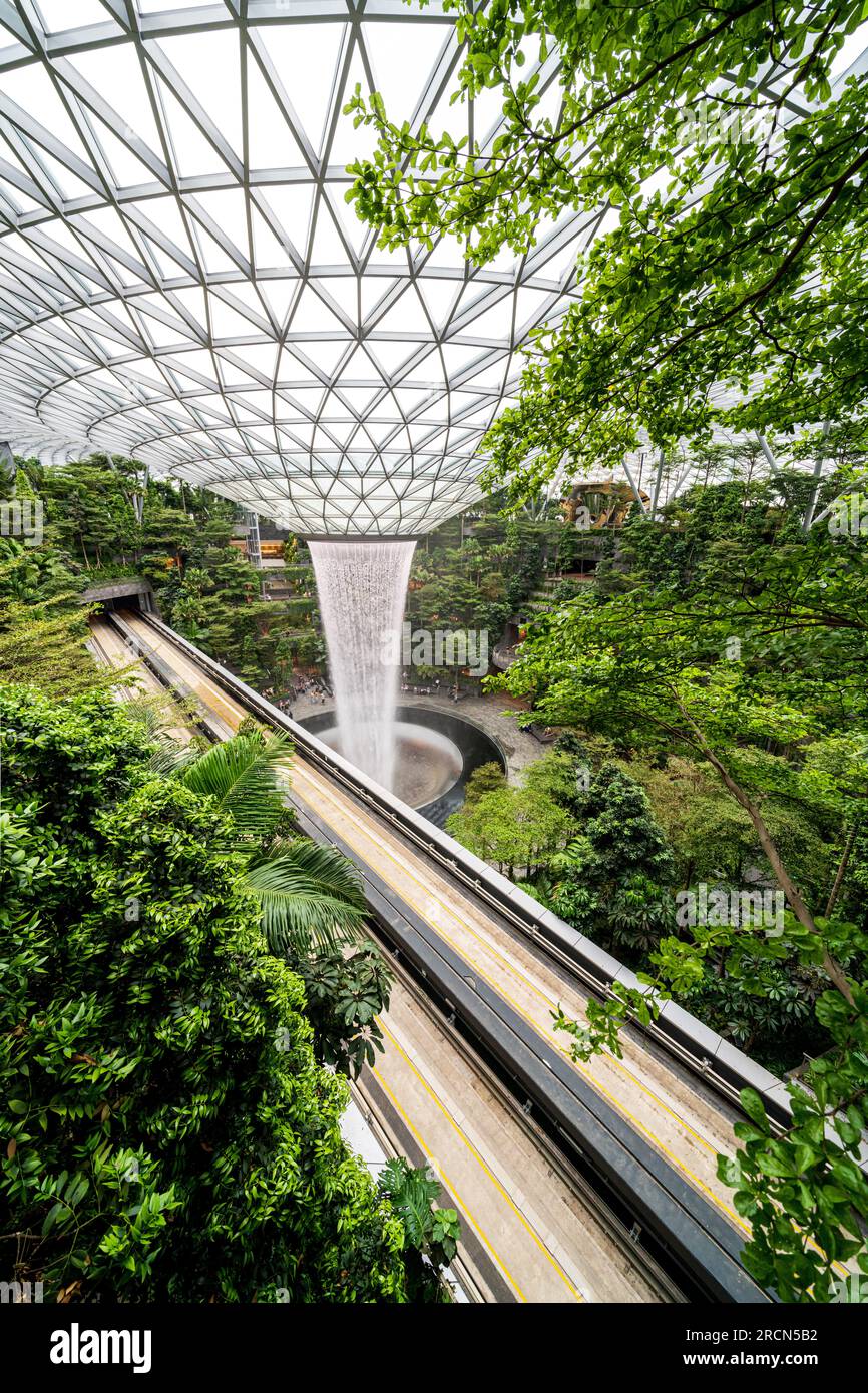 Flughafen Changi, Singapur. Die Jewel Lifestyle Mall ist mit dem Flughafen Changi verbunden. Der Hauptfokus ist der höchste Hallenwasserfall der Welt. Vortex. Stockfoto