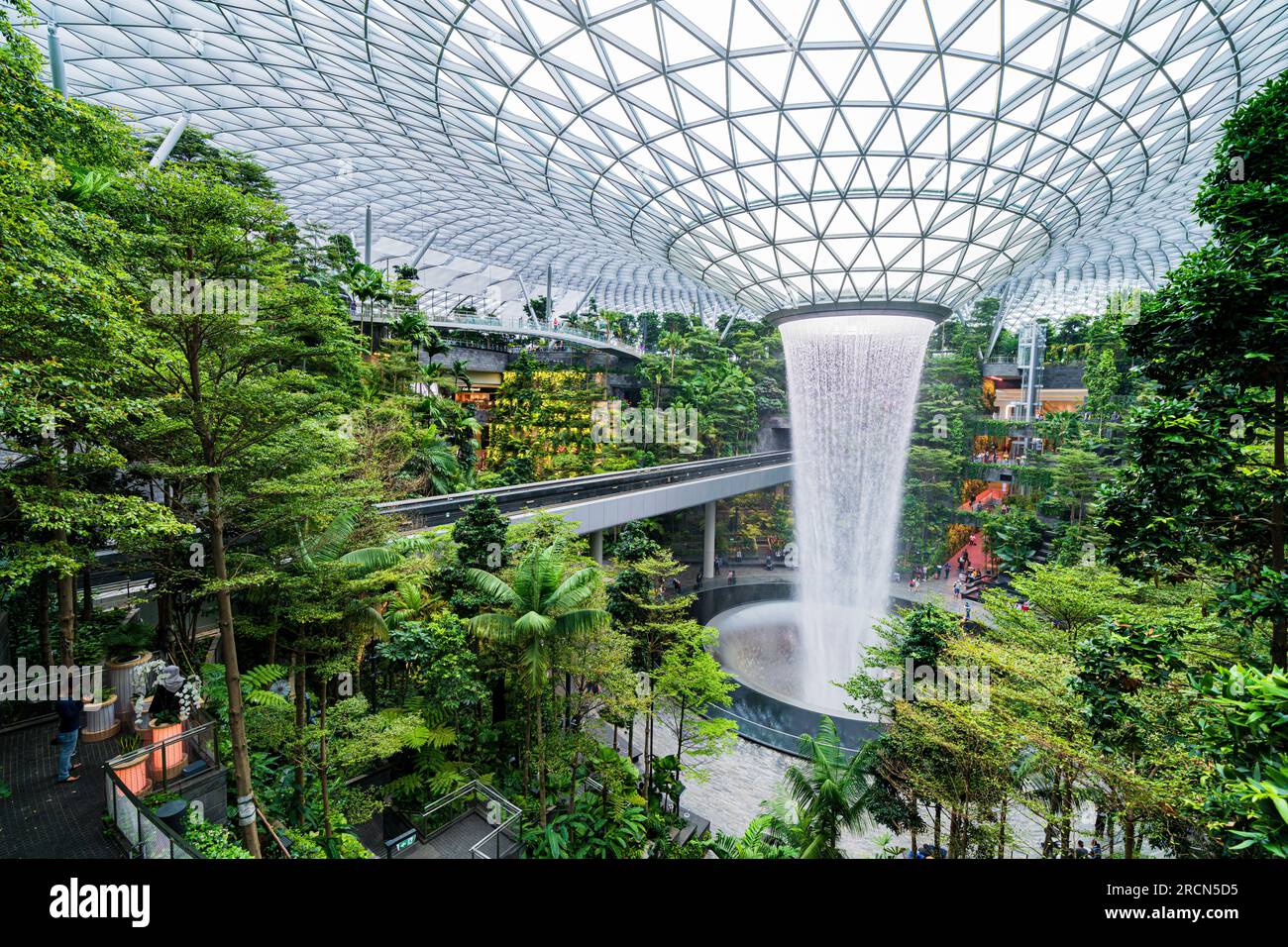 Flughafen Changi, Singapur. Die Jewel Lifestyle Mall ist mit dem Flughafen Changi verbunden. Der Hauptfokus ist der höchste Hallenwasserfall der Welt. Vortex. Stockfoto